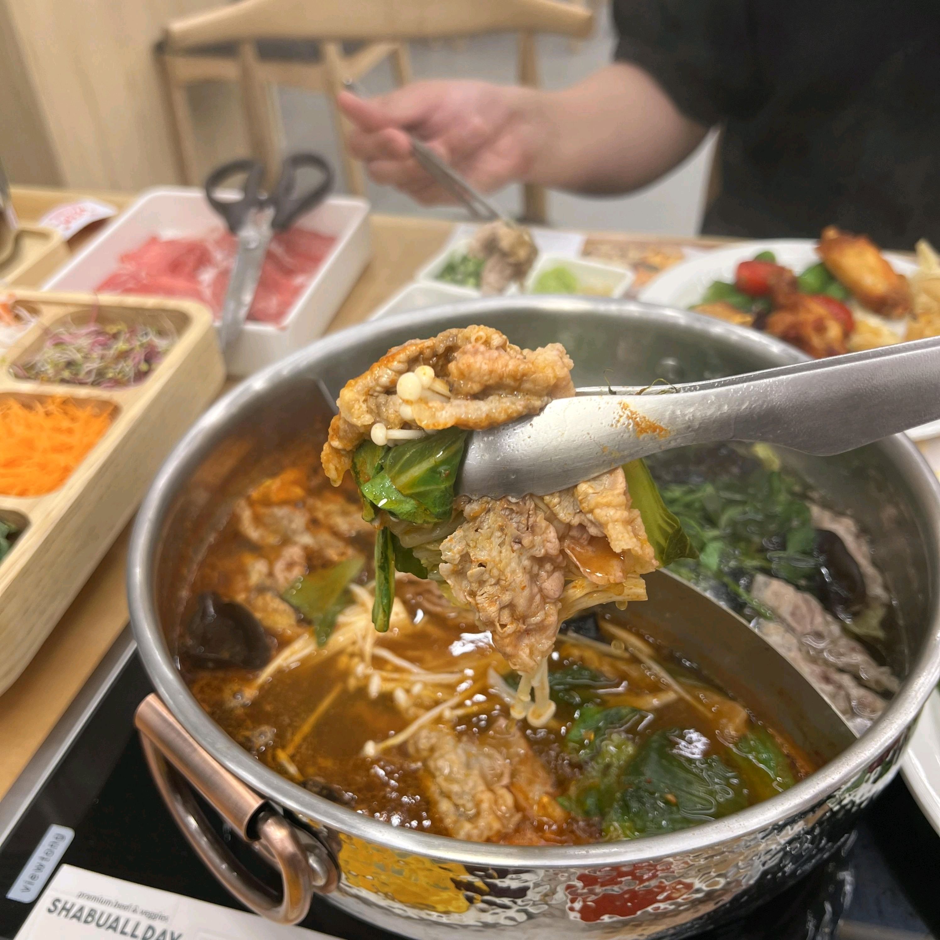 매우 만족스러웠던 경험이었어요 다양한 종류의 야채와 프리미엄 소고기를 무제한으로 즐길 수