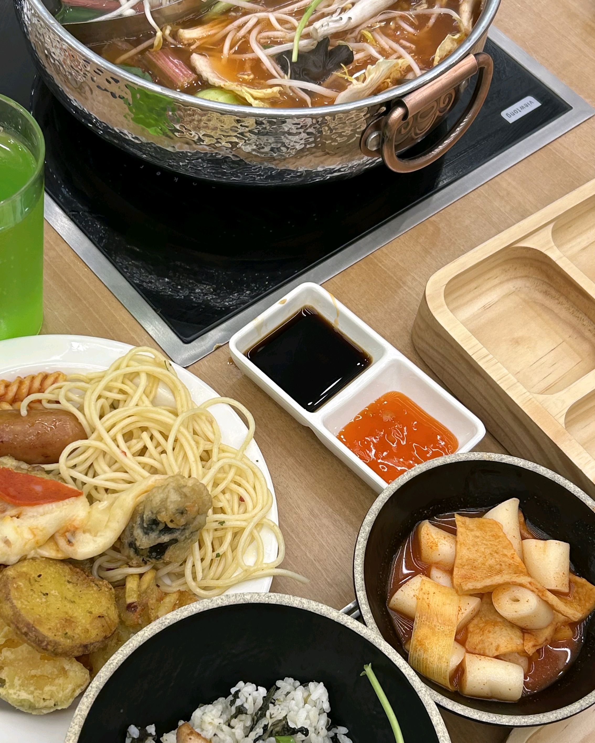 샤브샤브 월남쌈 외에도 샐러드 비롯해 다양한 음식이 많아요 - 다산현대아울렛 맛집 샤브올데이 다산현대프리미어점
