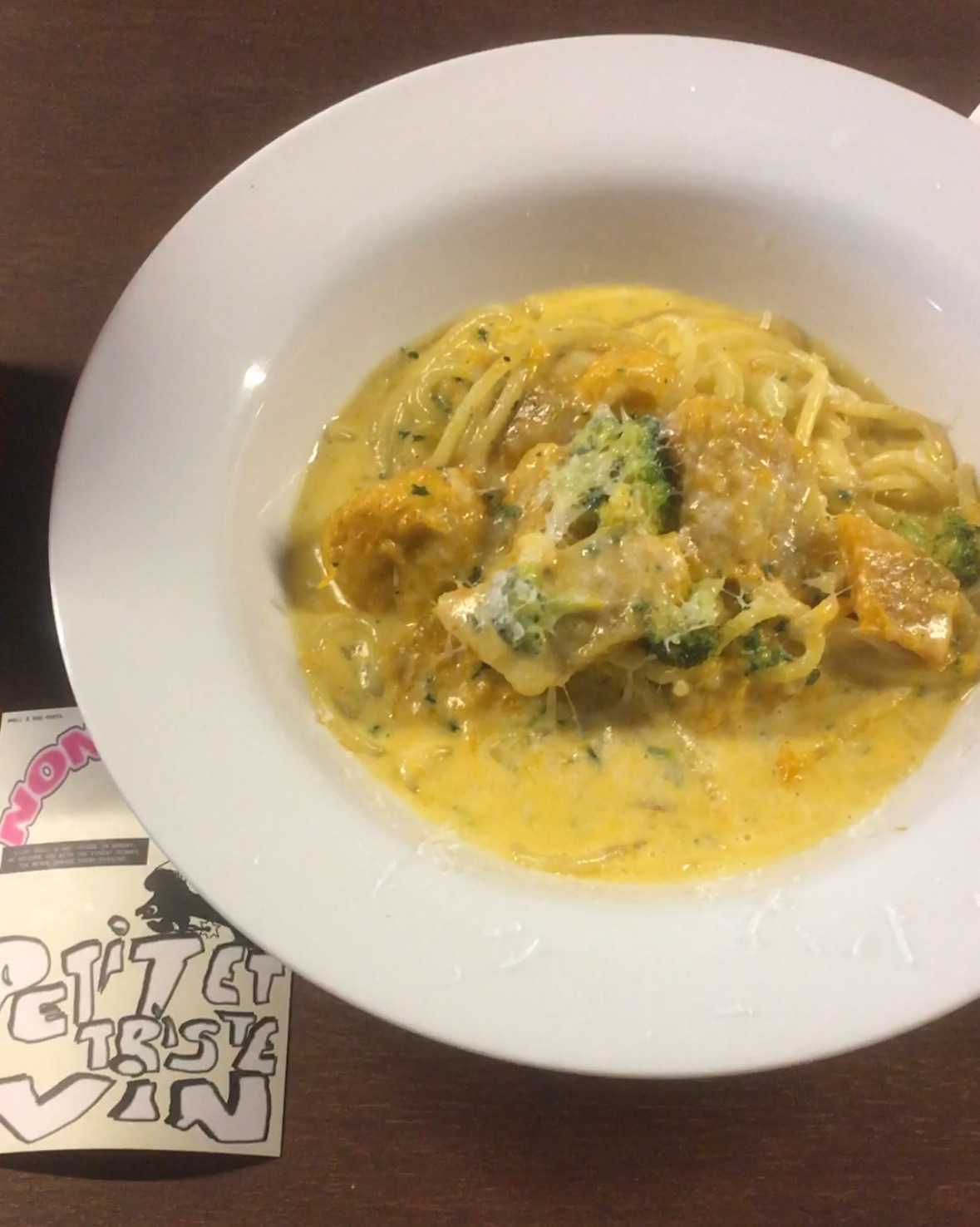 가격도 괜찮고 분위기랑 파스타 맛집이에요… 틀어주시는 노래도 맛있어여… 파스타 도장 깨기