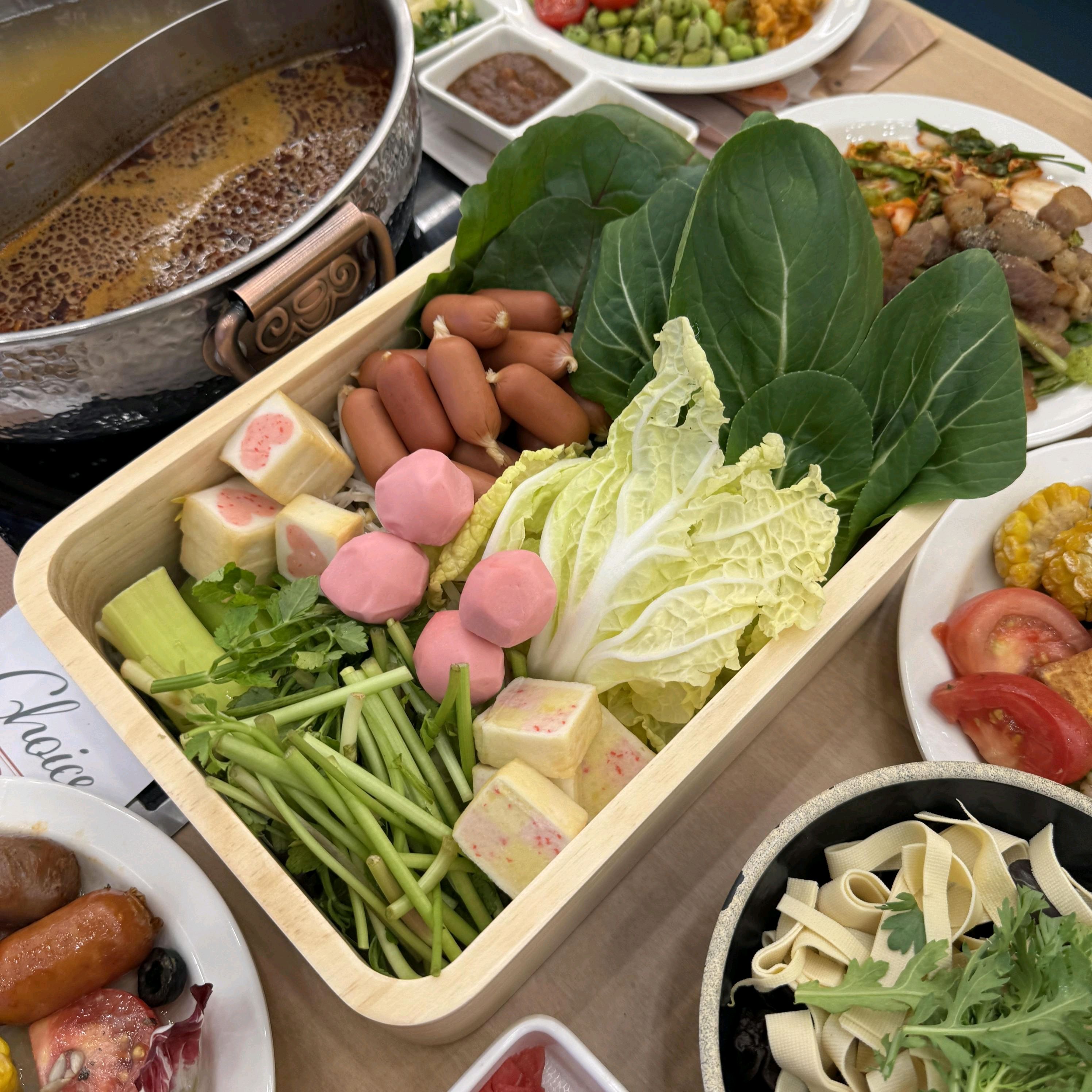 너무 맛있는 샤브샤브 무제한이네요 디핑소스도 다양하며 다양한 야채와 라이스페이퍼를 이용해