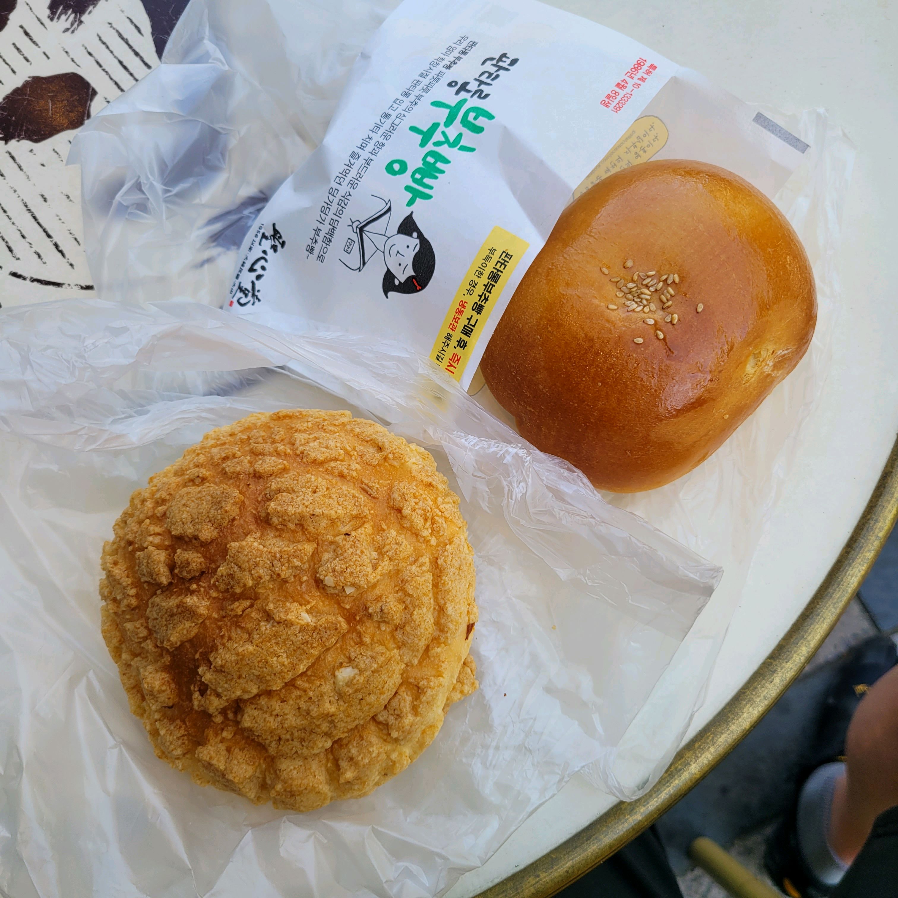 성심당 롯데백화점 소보로1300원 부추빵2000원 대기시간 1시간 소요 - 대전 맛집 성심당 롯데백화점 대전점