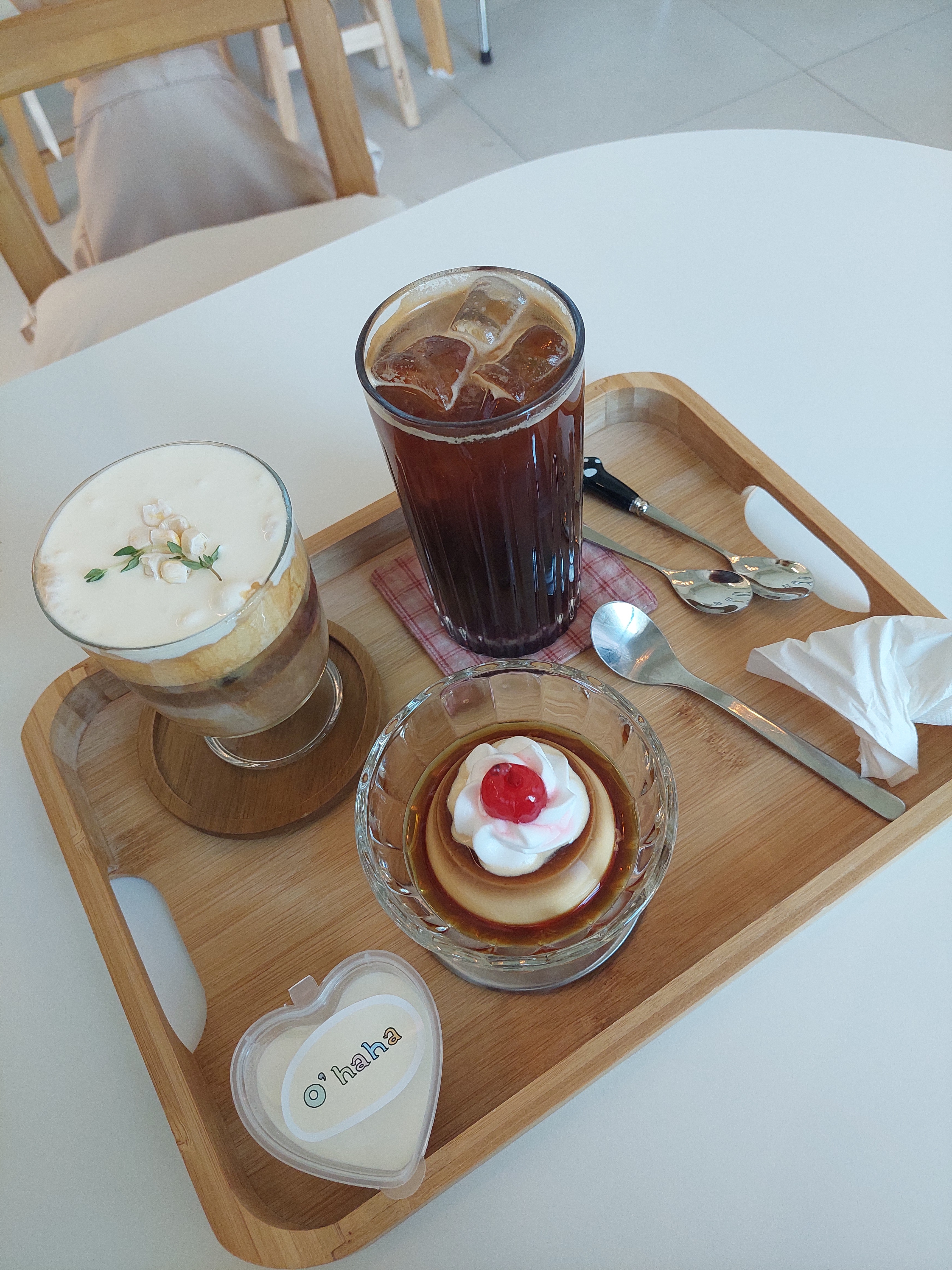 푸딩이 완전 냐미냐미 하구 숟가락이 야옹야옹하게 귀엽구요 아이스 아메리카노를 먹는순간 아메