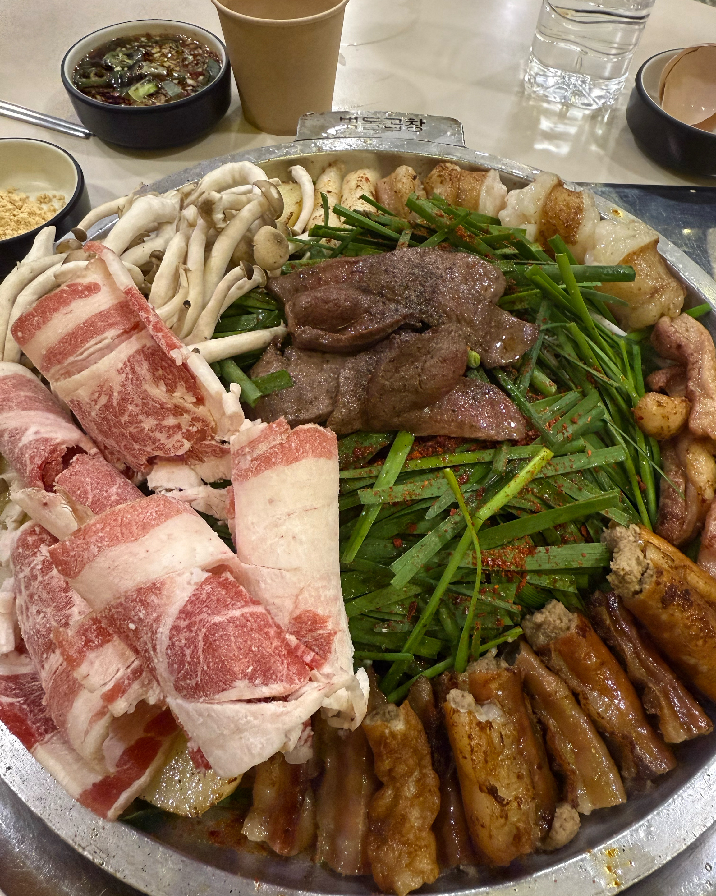 고기의 질이 좋고, 맛있습니다. 완벌되어 나와 편합니다. 알바생분들이 친절하여 고기맛이 더