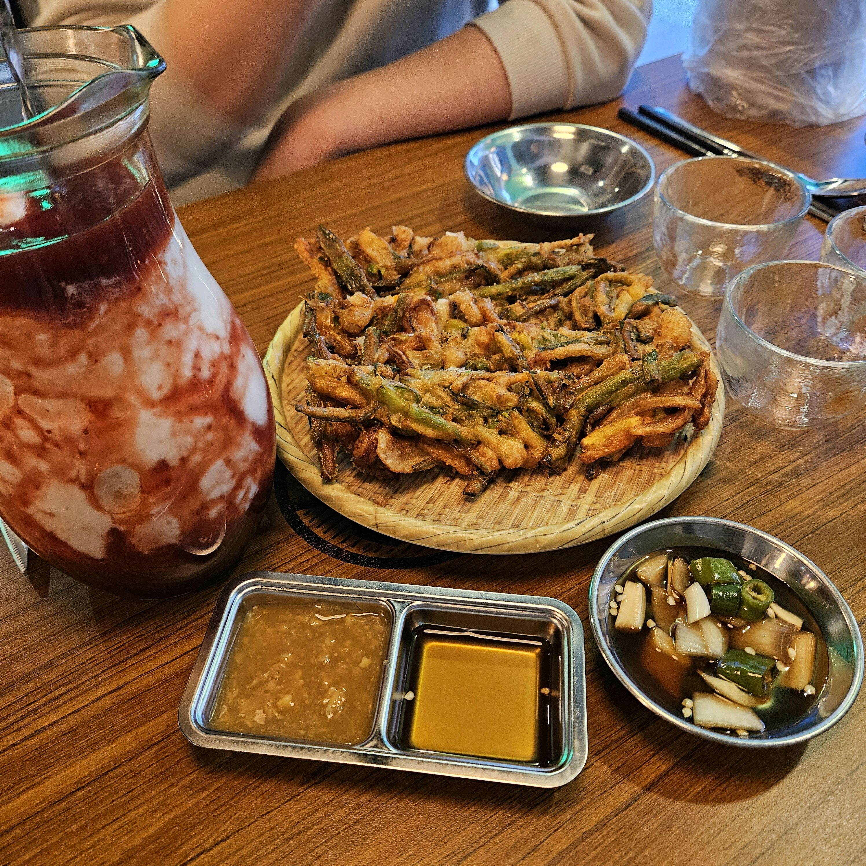 맛없는 술 못마시는데 여기 막걸리는 진짜 맛있어요!! 술찌들한테 완전 추천! 안주도 파전