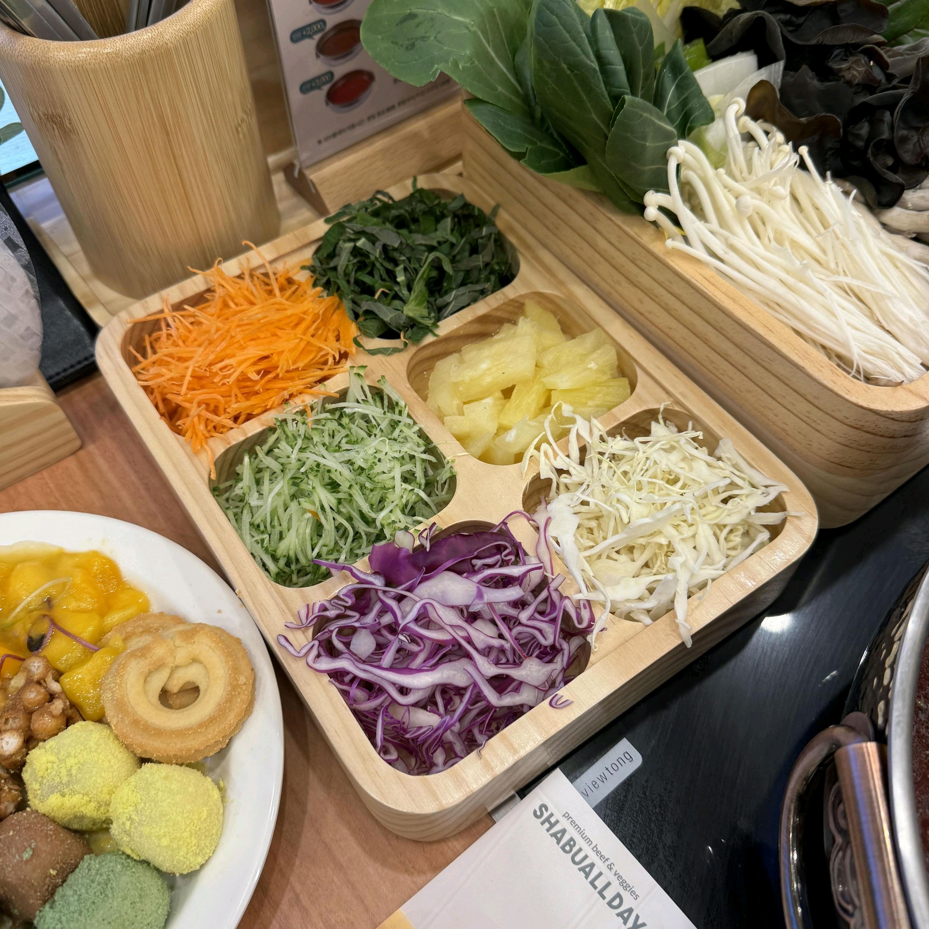샤브샤브 맛있게 잘 먹었네요 깔끔하고 신선한 재료에 육수도 진하고 좋았어요 직원분도 친절하