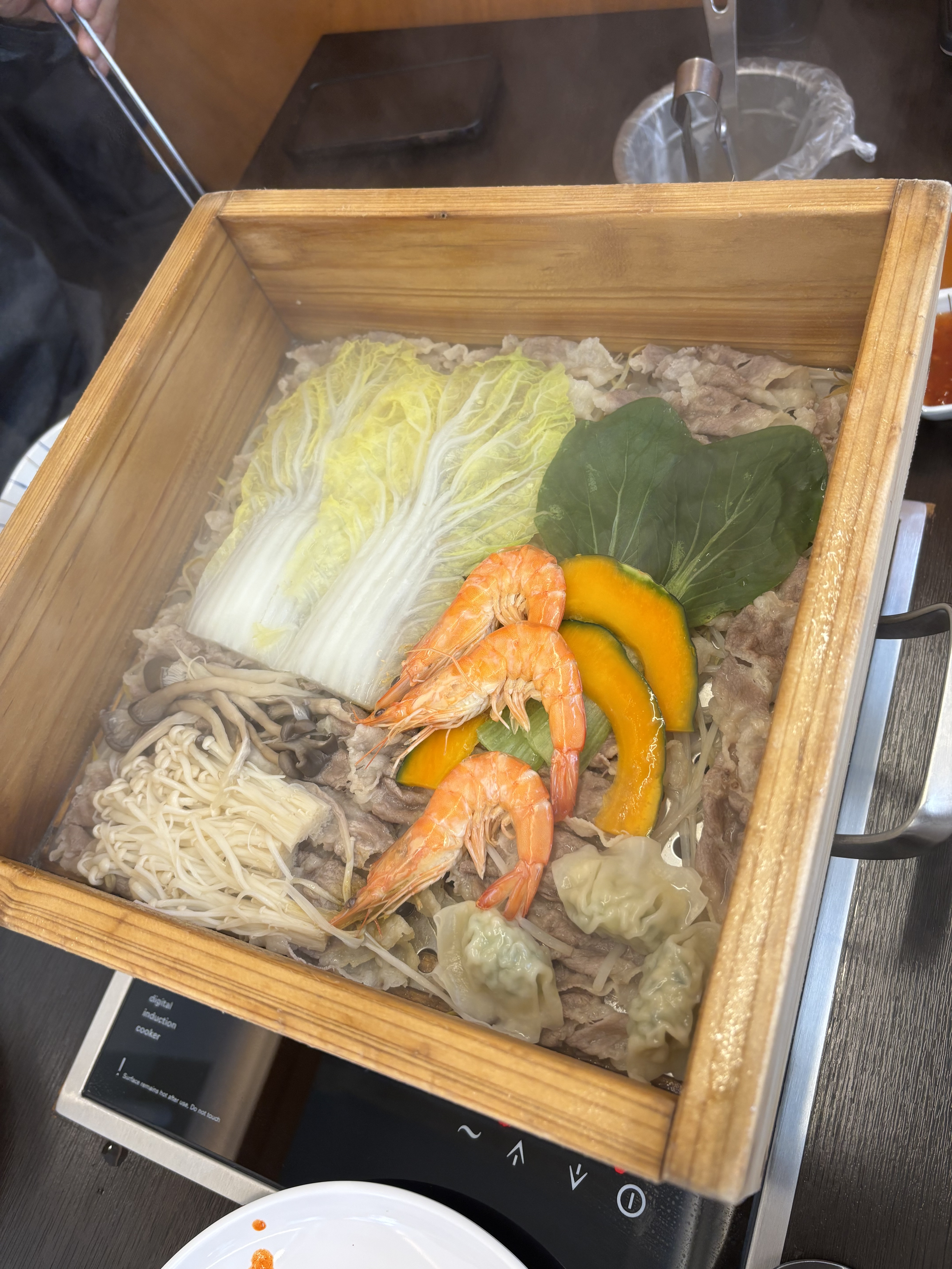 샤브샤브에 편백찜, 고기까지 무한리필이라서 너무 마음에 듭니다ㅎㅎ✨ 단체모임 하기 좋고 재
