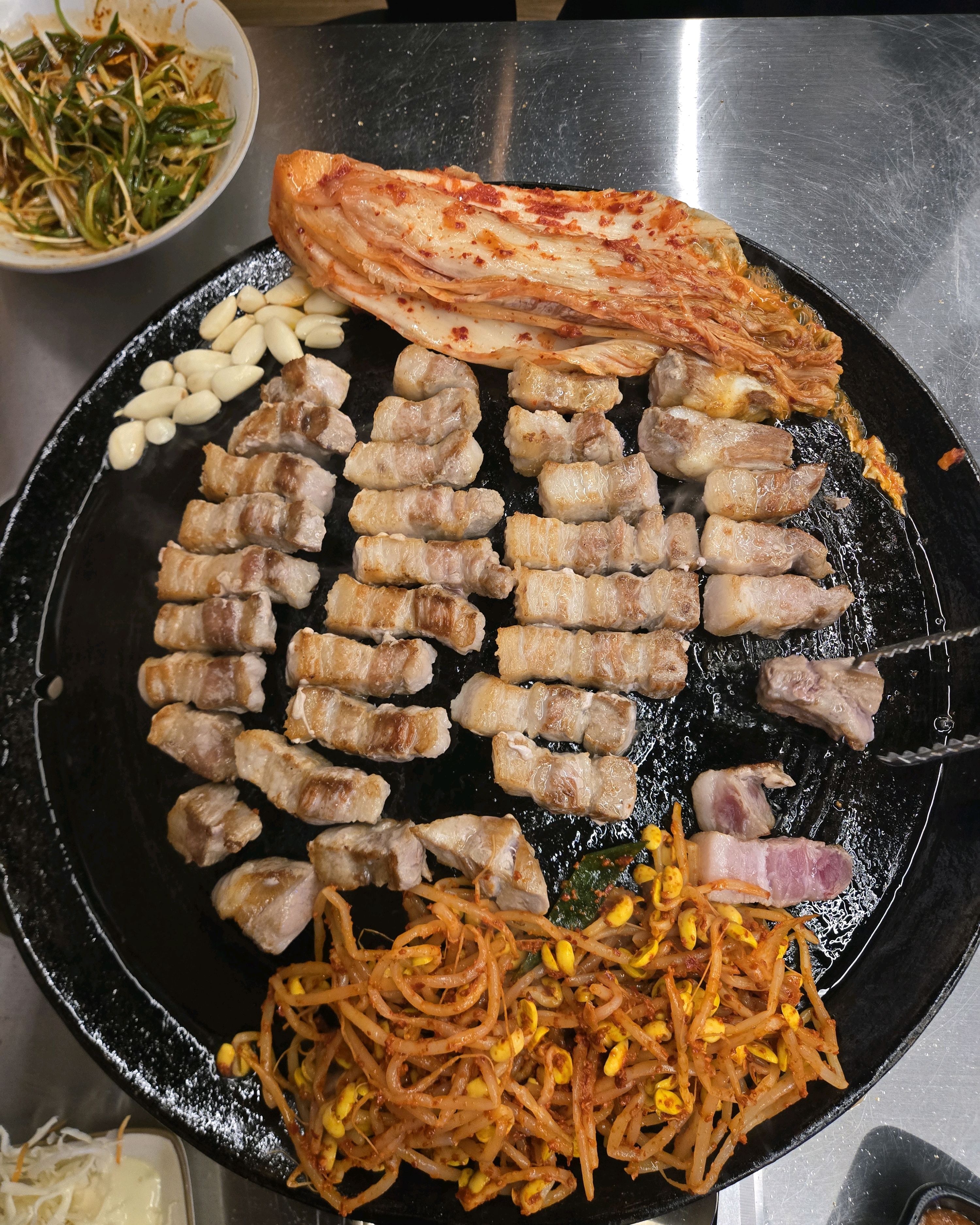 전에 와보고 너무 맛나게먹어서 재방문했어요 고기 가성비도좋고 김치구워서 밥싸먹으면 밥도둑이