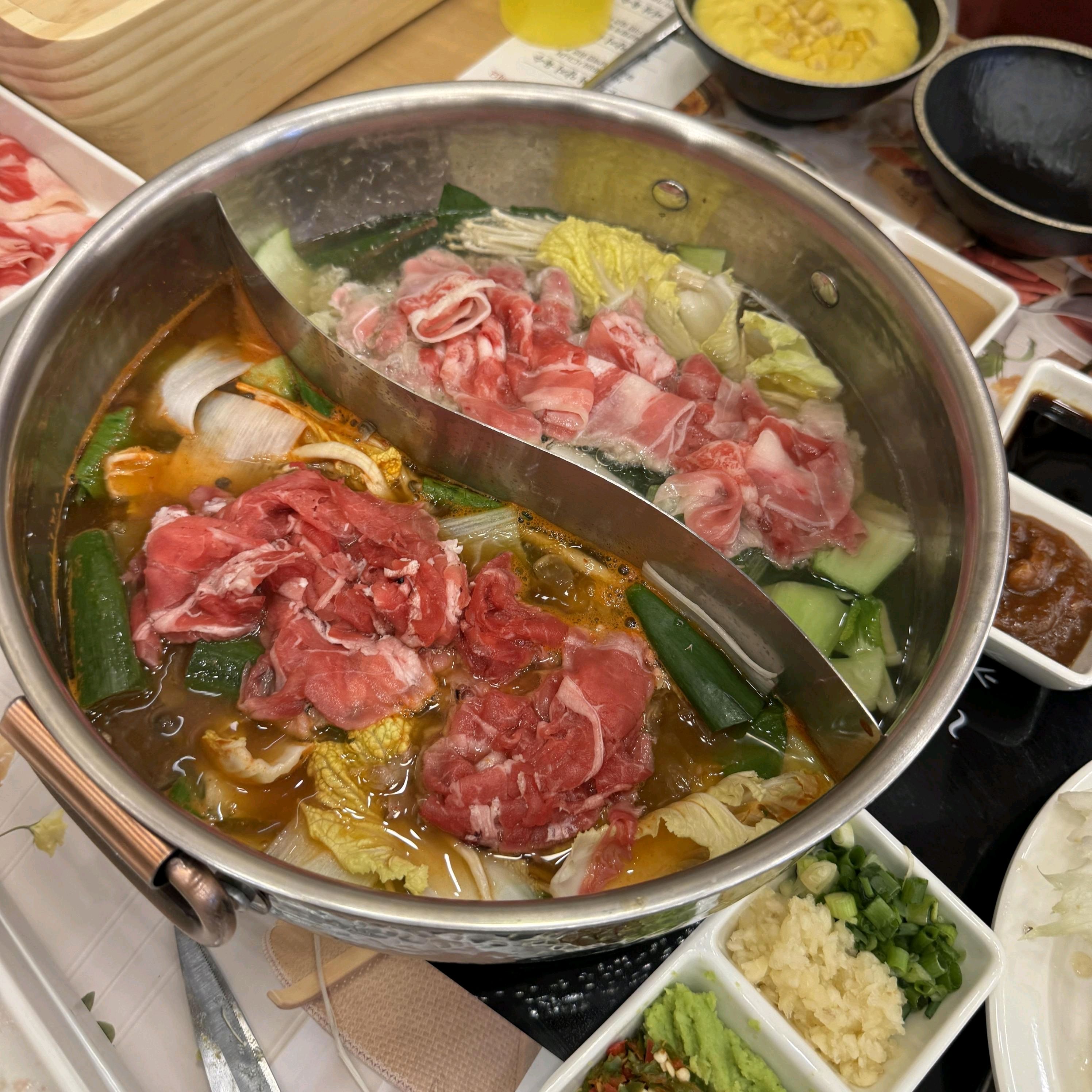 샤브샤브 무제한인데 양도 넉넉하고 맛도 좋아요. 애주가들도 좋아하는 리버스탭도 있어서 샤브