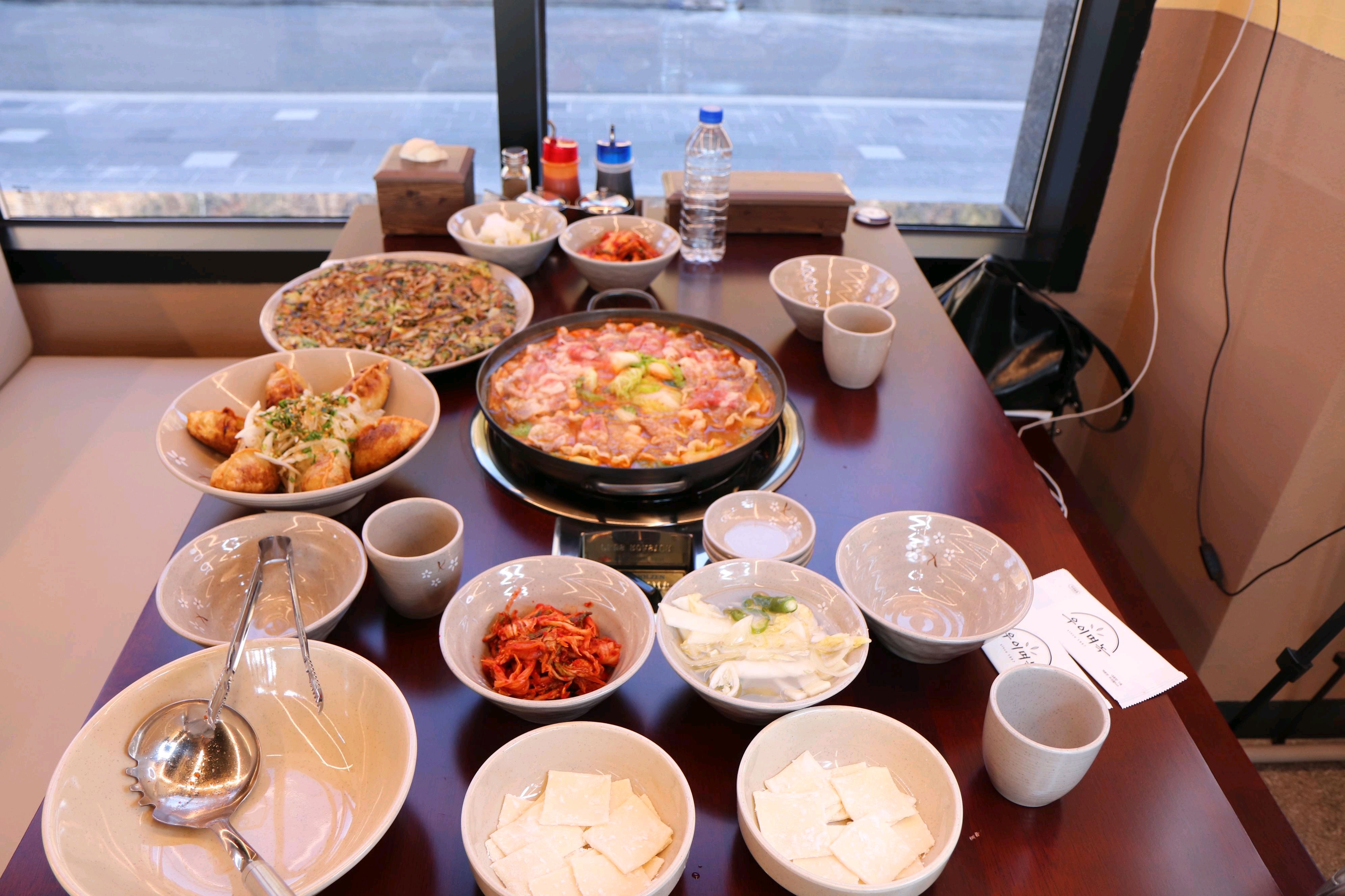 정말 만족스러운 식사였어요 한우와 야채가 정성껏 준비된 것 같아 건강한 느낌이 드는 음식이