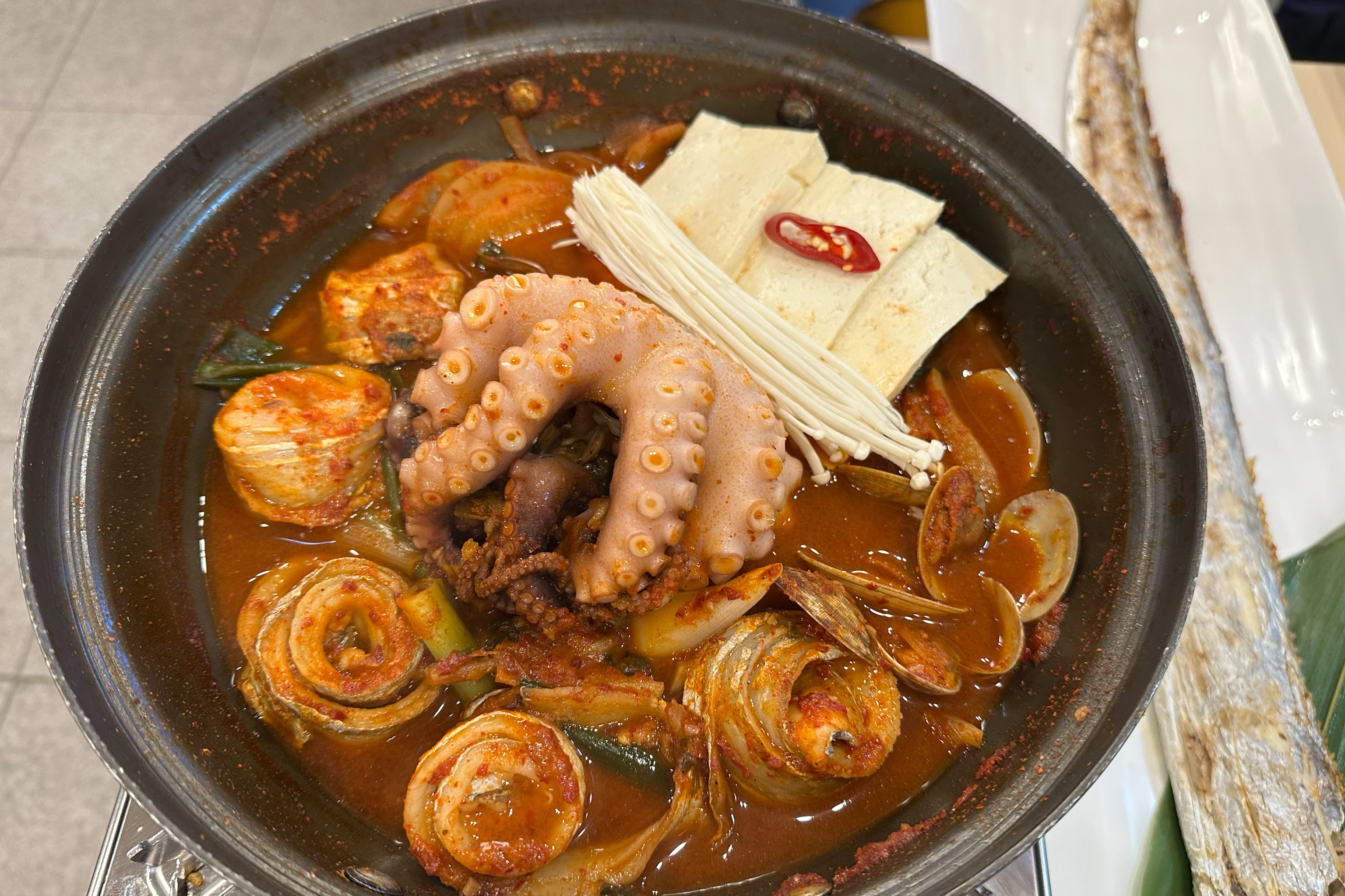 숙소 사장님께서 소개해주셔서 왔는데 갈치랑 문어 먹고 싶었던 차에 잘 먹고 갑니다^^ 반찬