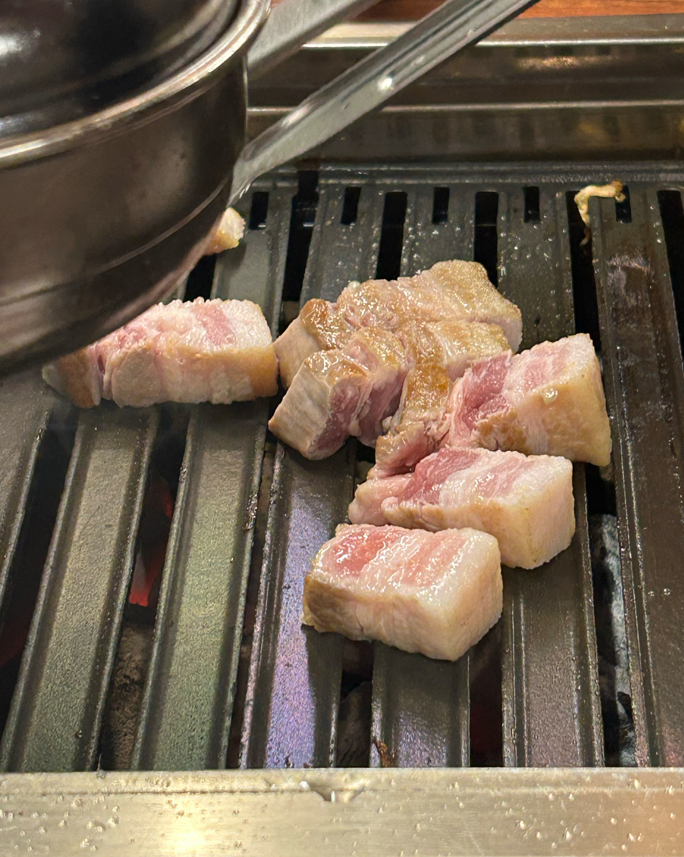 두번째 방문인데 여전히 맛있어용 고기는 말할것도 없구 서비스로 나오는 국이 더 맛잇어진거 