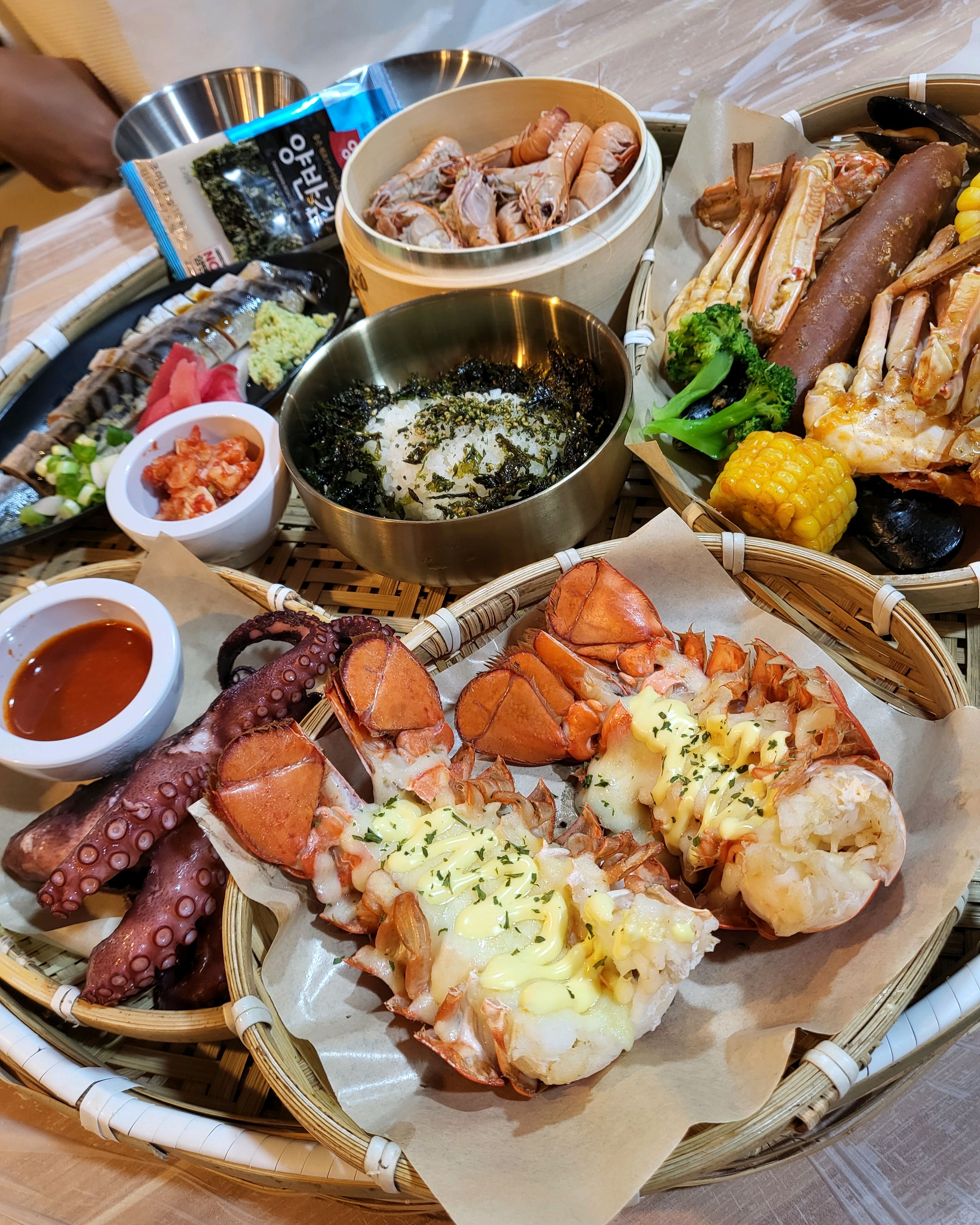 랍스터테일세트 먹었어요! 메인요리 맛있는 만큼 서브 가짓수가 많아서 질리지않고 고루 먹을수