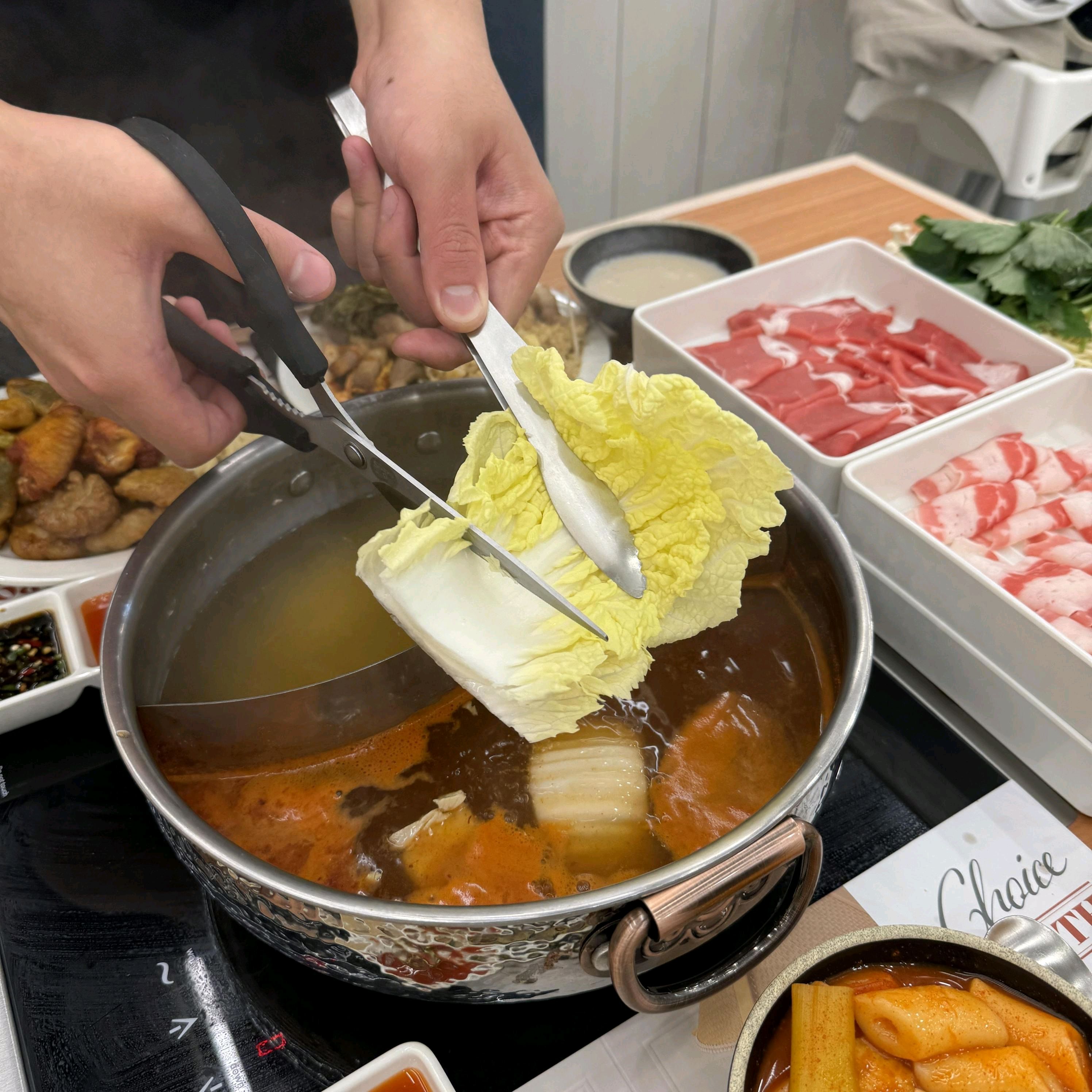 직원분들이 친절하시고 맛도 좋아요. 무제한이라 양이 많이 나와서 배부르게 먹고 왔네요. 가