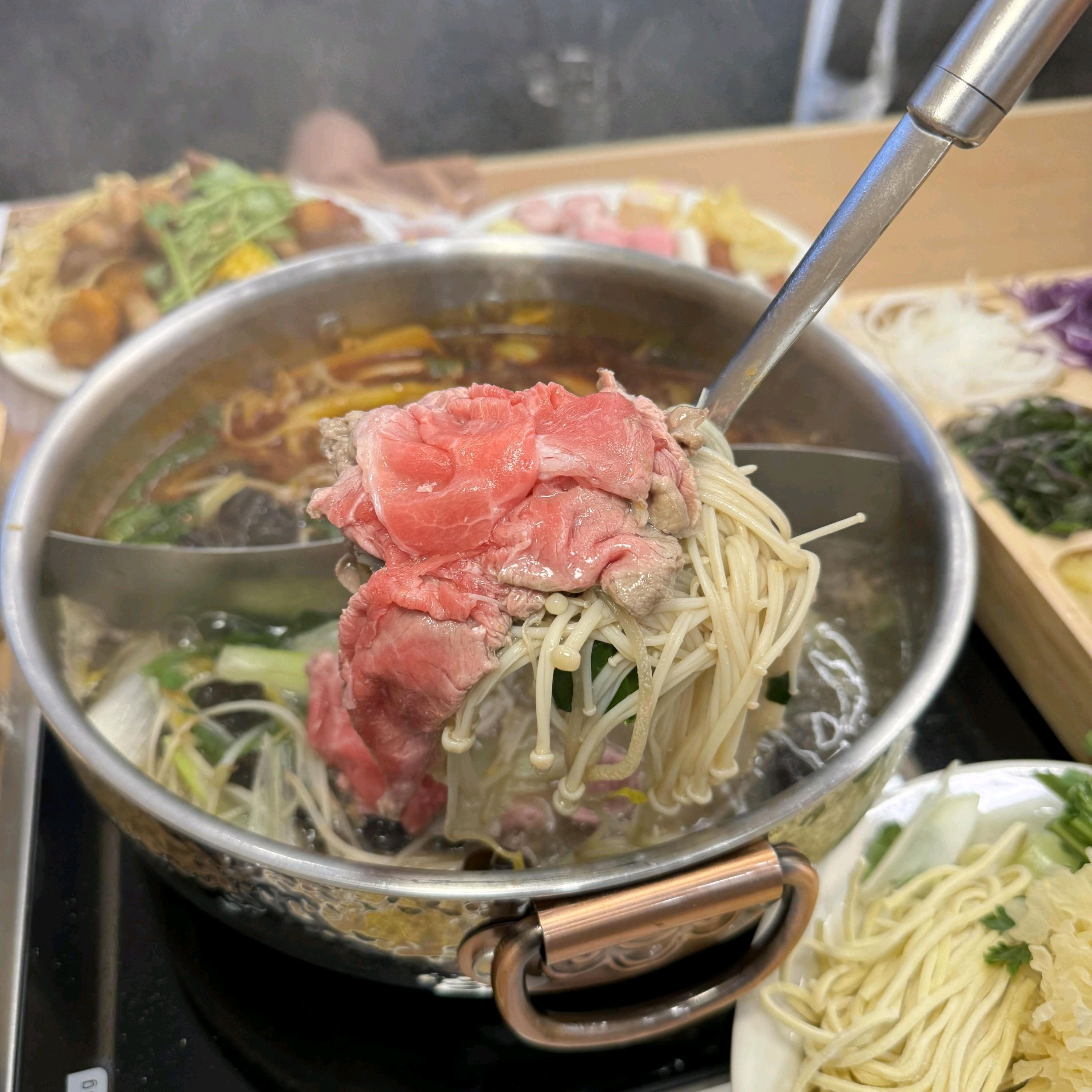 샤브샤브 먹고 싶다고 보채서 여자친구랑 같이 왔던 곳인데 국물이 진하고 재료도 신선했어요