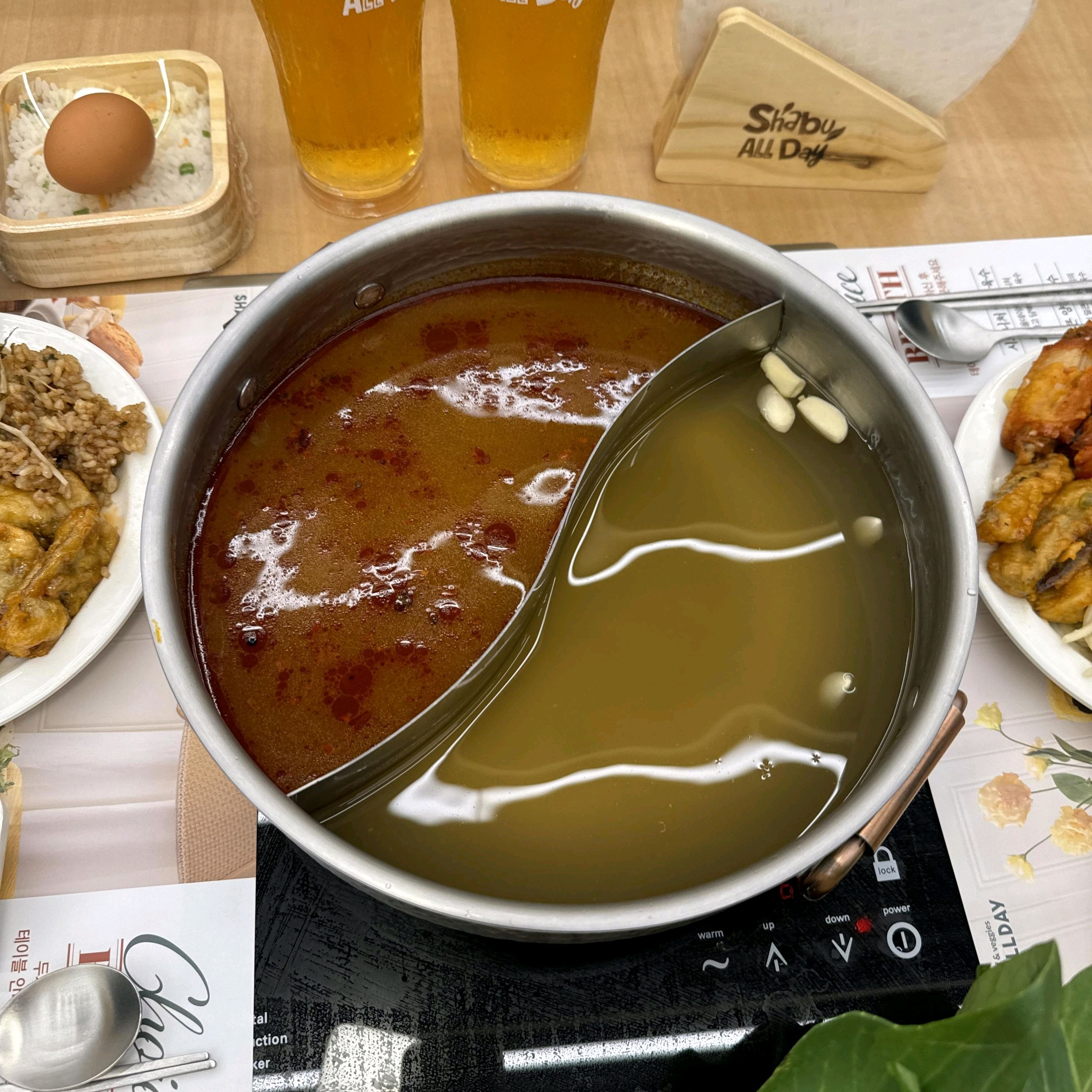 샤브샤브 국물 정말 깊은 맛이었어요 월남쌈 각자 입맛에 맞게 만들어 먹을 수 있는 점도 좋