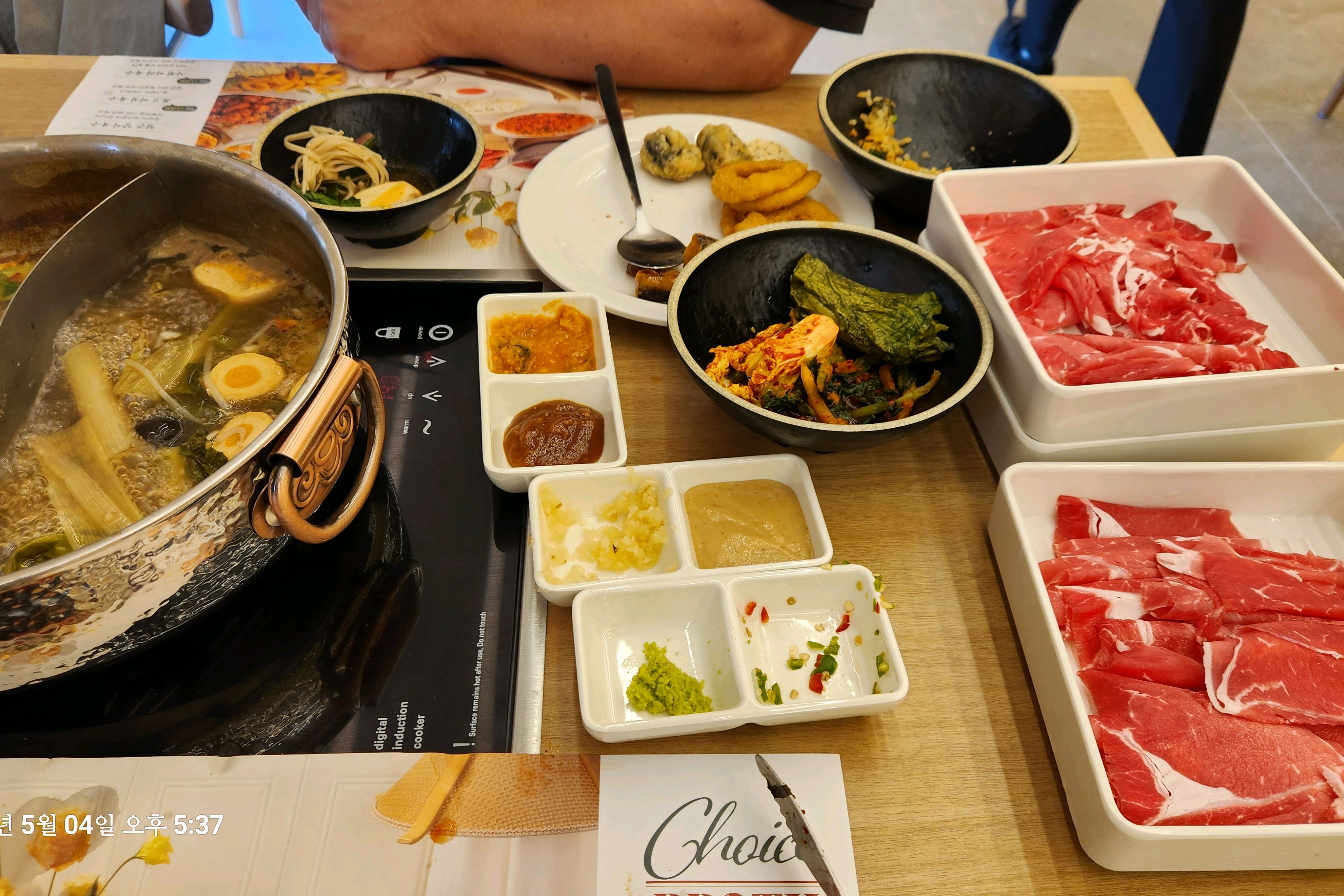 오픈한지 3일차~그나마 이른 시간에 갔는데 대기시간 30분이 넘어 입장 했네요 우선 매장이