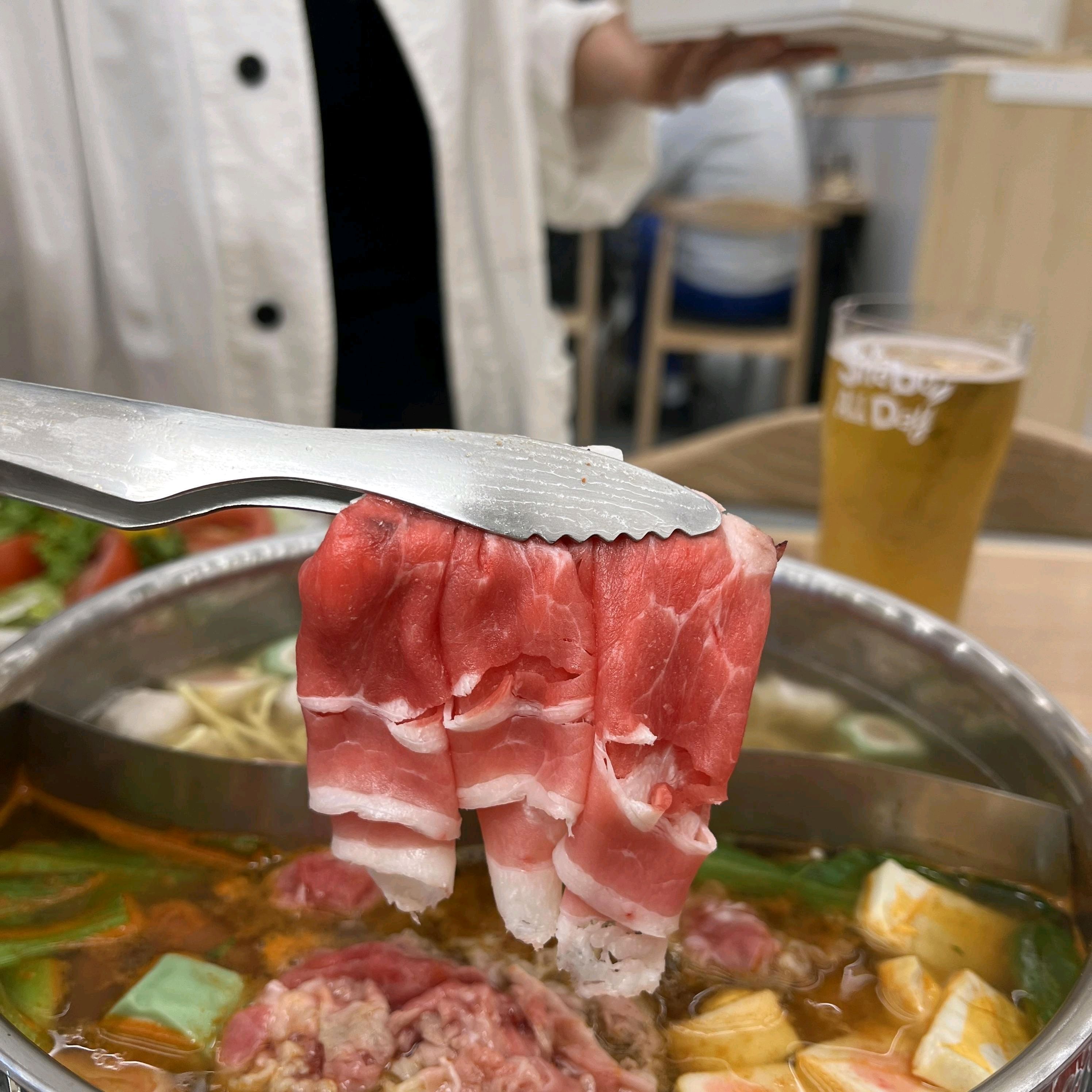 가족들과 즐겁게 샤브샤브 먹기 좋은 곳이네요 샐러드도 신선하고 야채 종류도 다양해서 좋았어