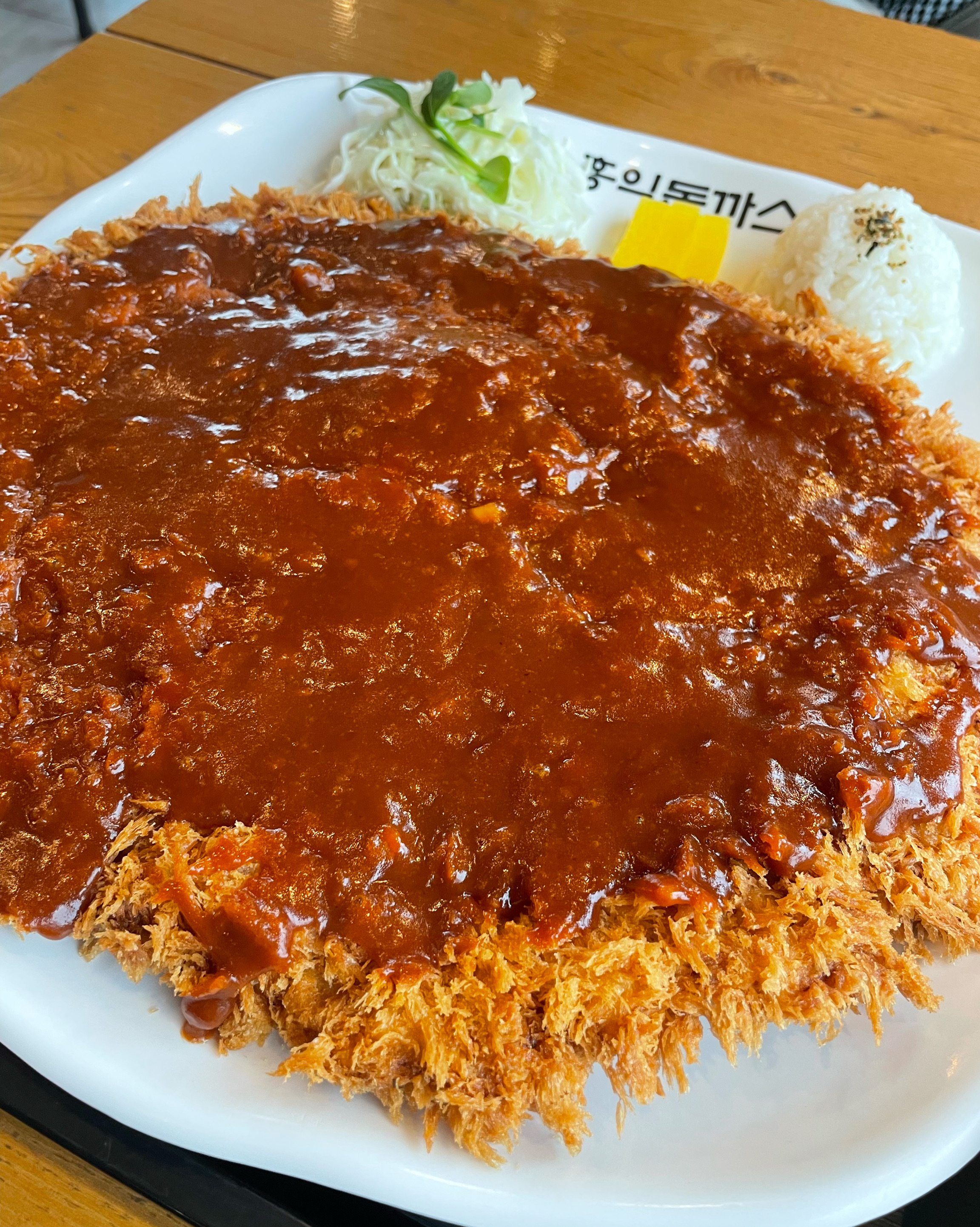 왕돈까스 양이 진짜 많고 크기도 엄청 커요! 사람들도 많아서 약간 웨이팅 하고 먹었습니다~