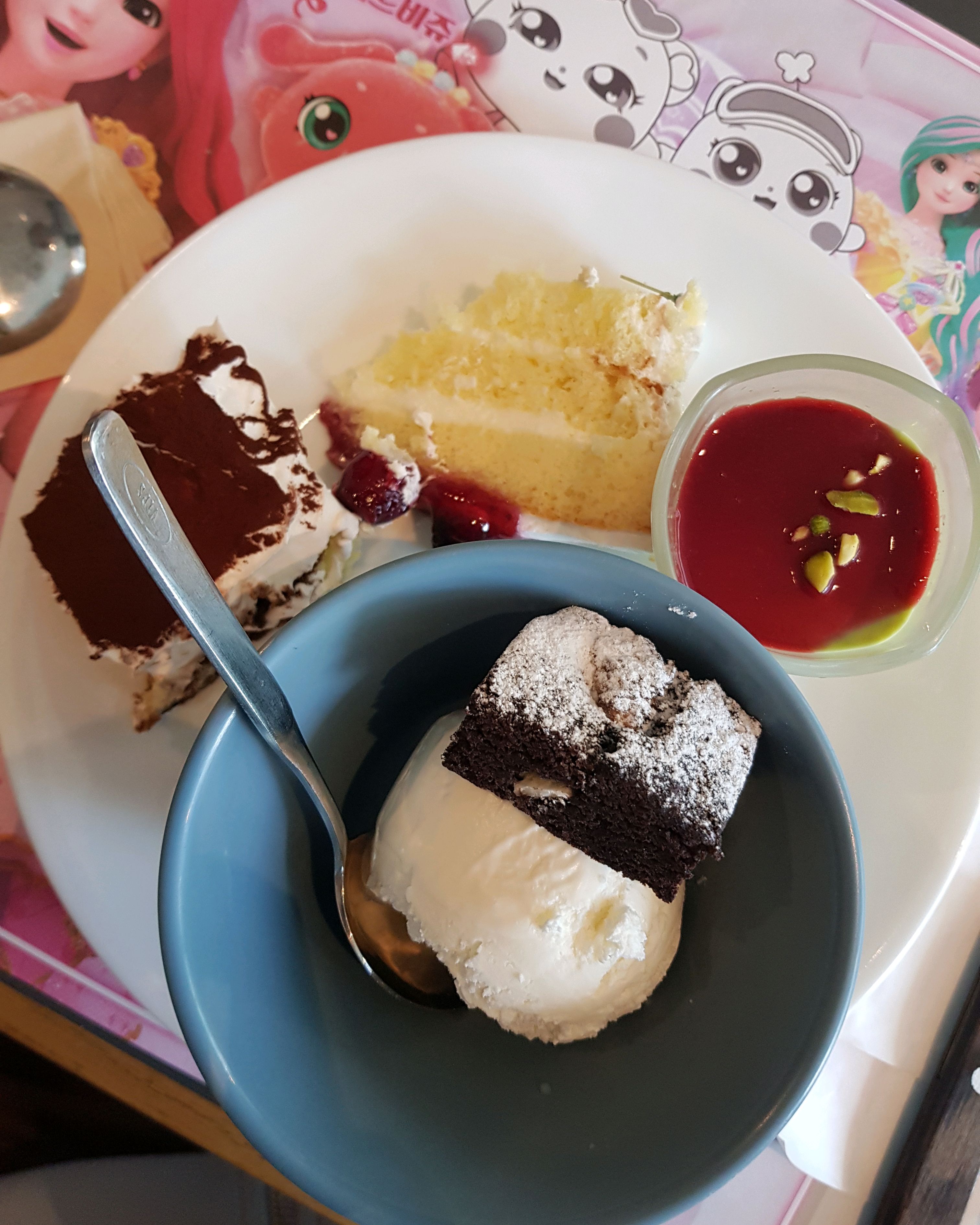 가족들이랑 점심 먹었는데 메뉴 다 휼룡하고 샐러드, 피자종류가 특히 맛있었어요. 고기류도