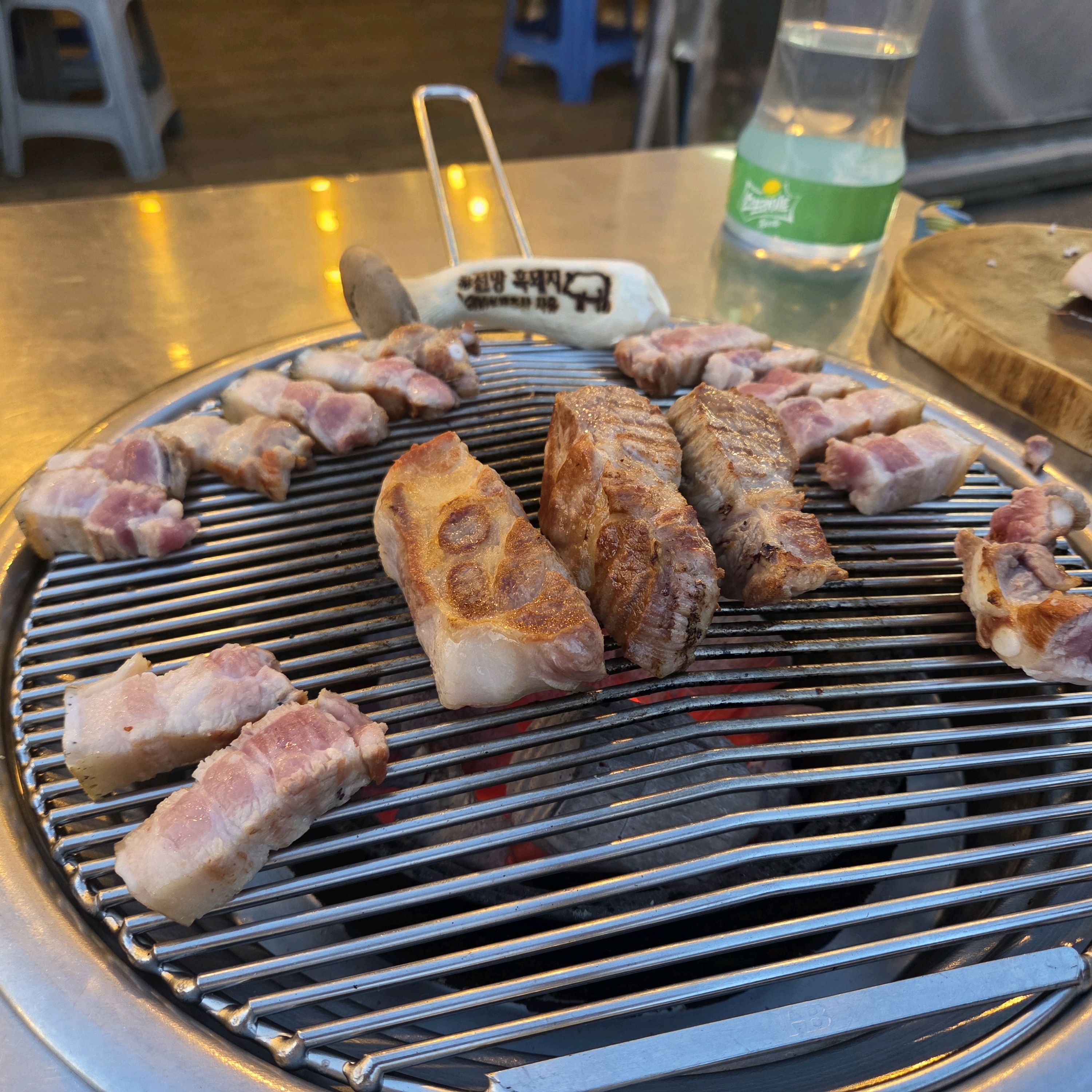 일단 뷰가 너무좋아요ㅜㅜㅜ 친절하시고 직접 구워주셔서 좋았어요♡ - 제주 맛집 전망좋은횟집&흑돼지 성산본점