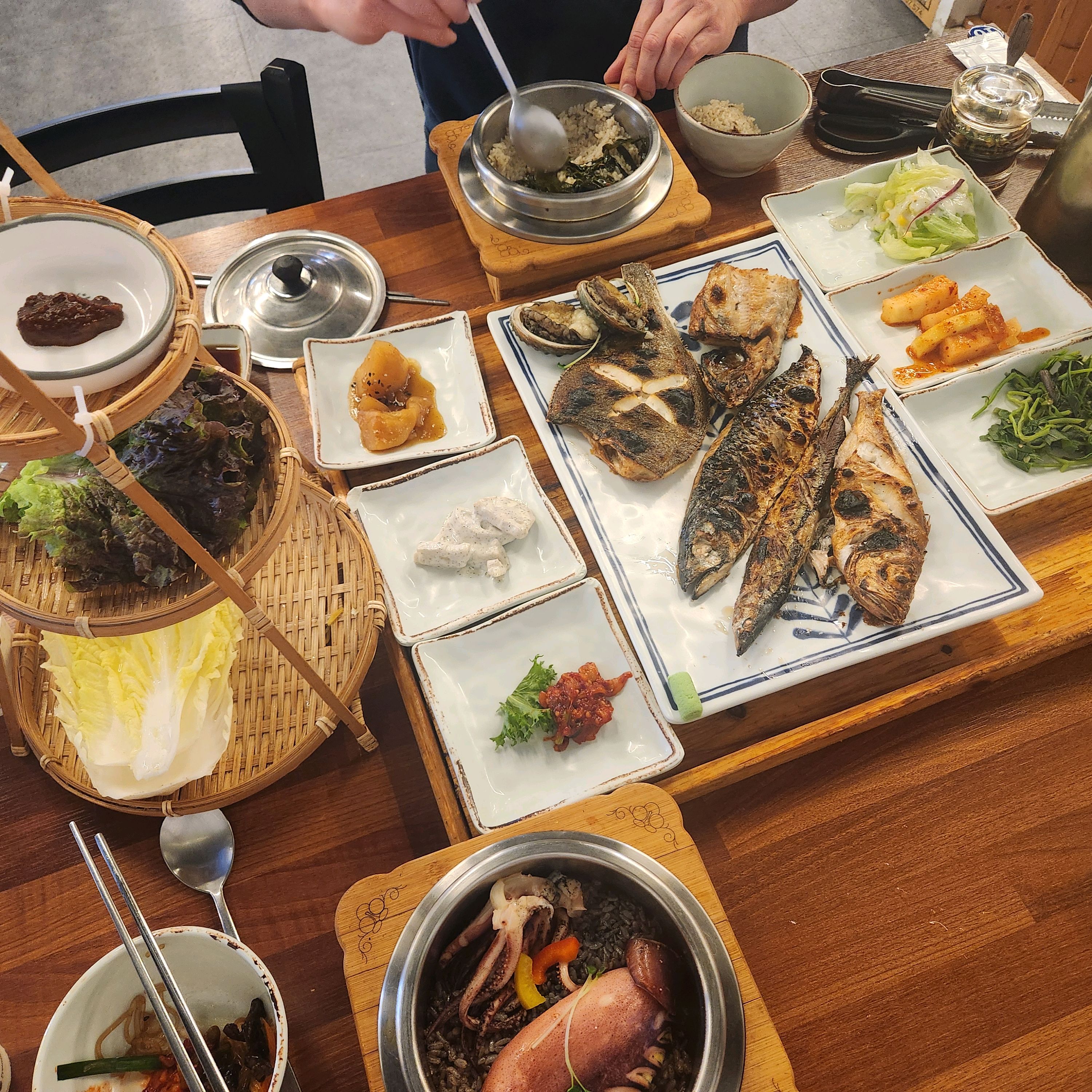 오징어먹물솥밥정식과 - 경포대 맛집 고선생 화덕생선구이 강릉본점
