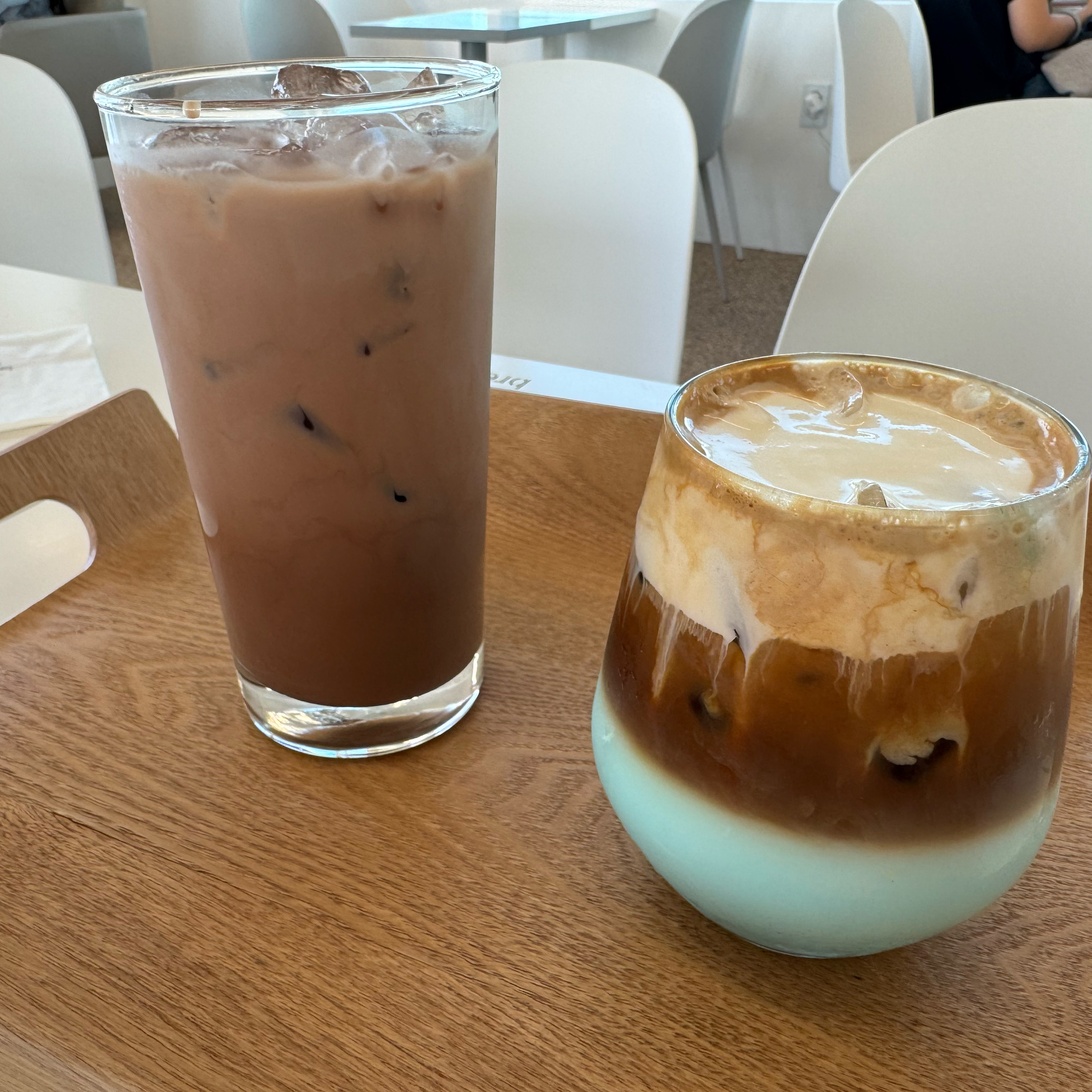 월미도 앞 바다가 보이는 뷰에 시그니처 음료 넘 예쁘네요 크림 맛있어요❤️😍 - 인천 맛집 브레댄코 월미도점