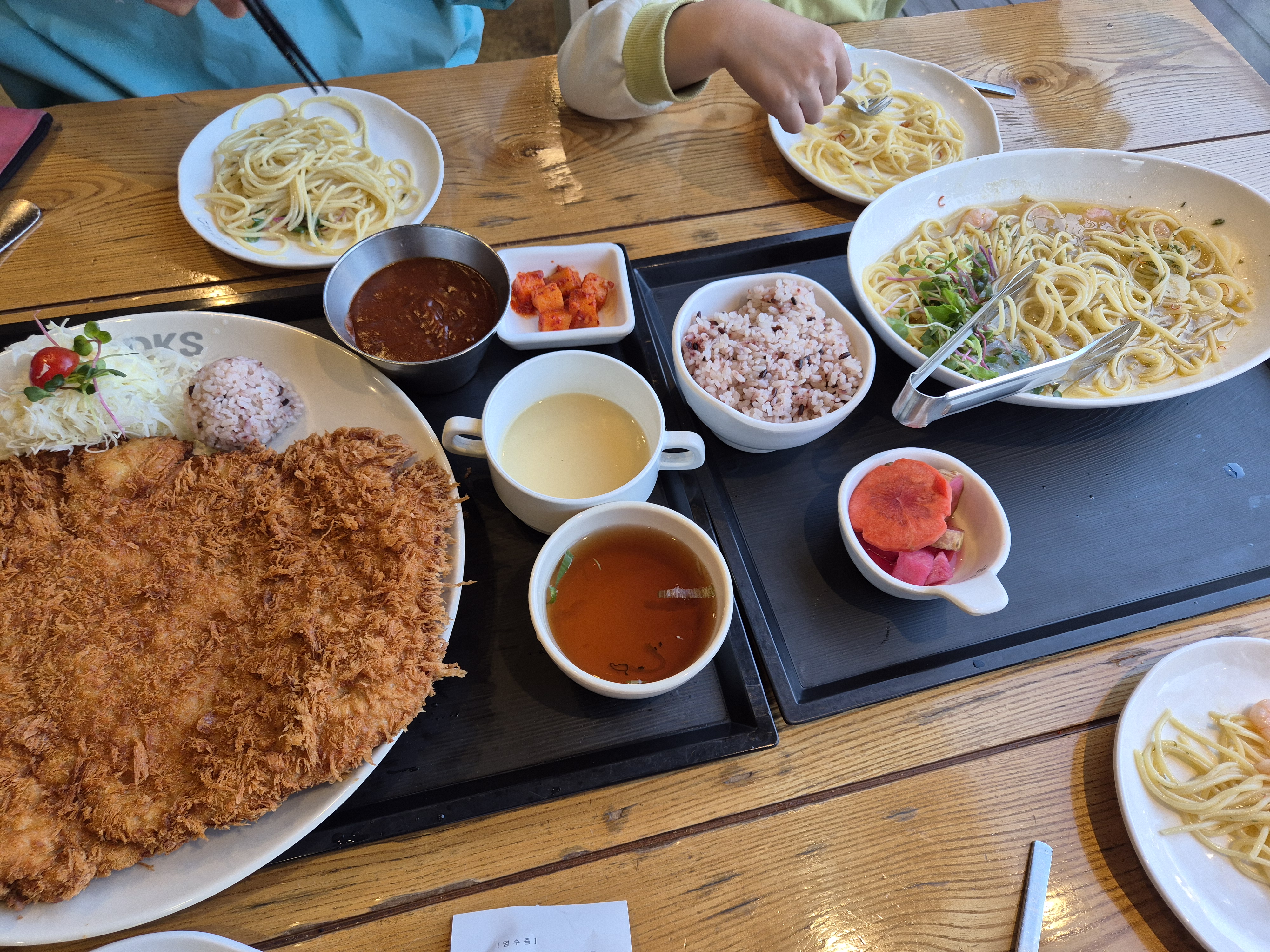 음식도 빨리 나오고 맛있고 직원분들도 친절해요:) - 검단 맛집 홍익돈까스 검단점