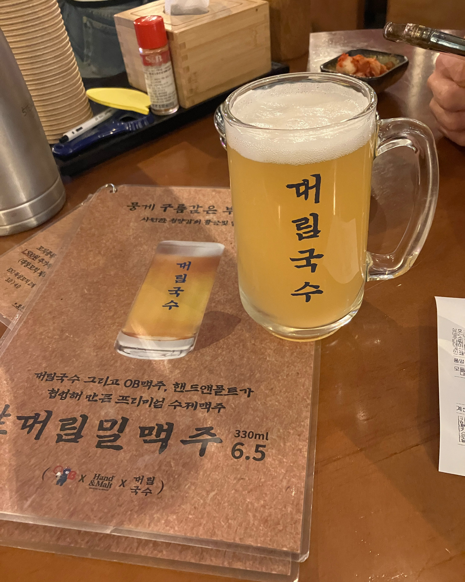 항상 사람이 많아서 와보고 싶었는데 저녁 늦게 맥주마시러 왔더니 대기없이 바로 자리에 앉았