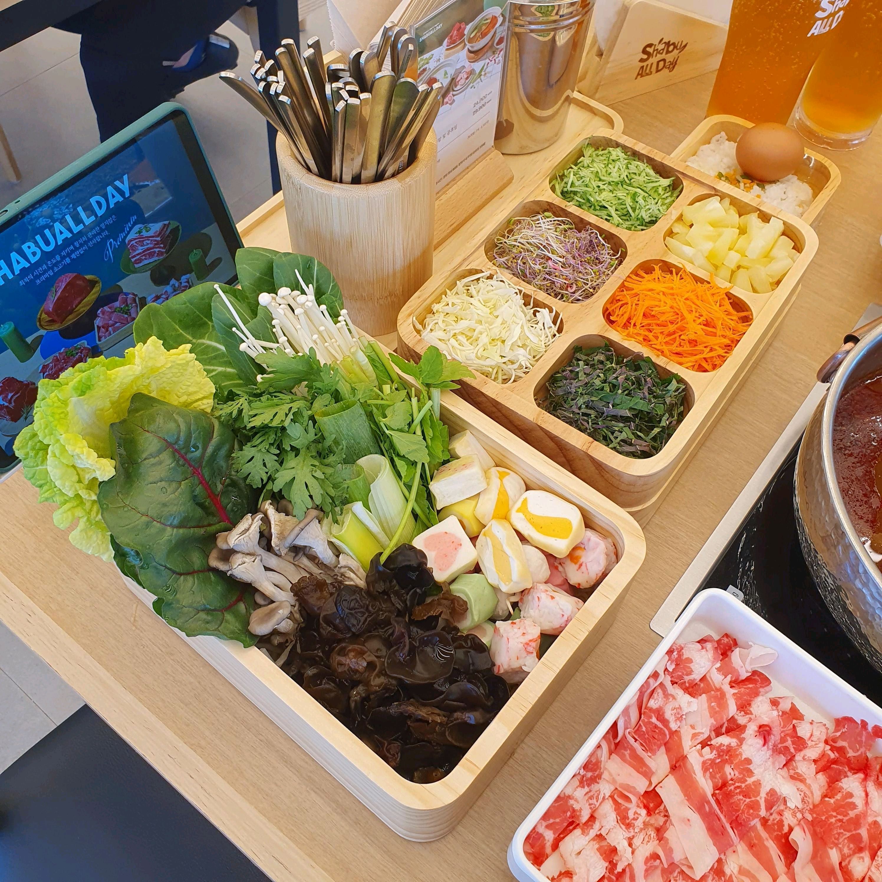 프리미엄 소고기로 만든 샤브샤브가 정말 맛있었어요 호텔식 뷔페처럼 깔끔하고 품격 있는 분위