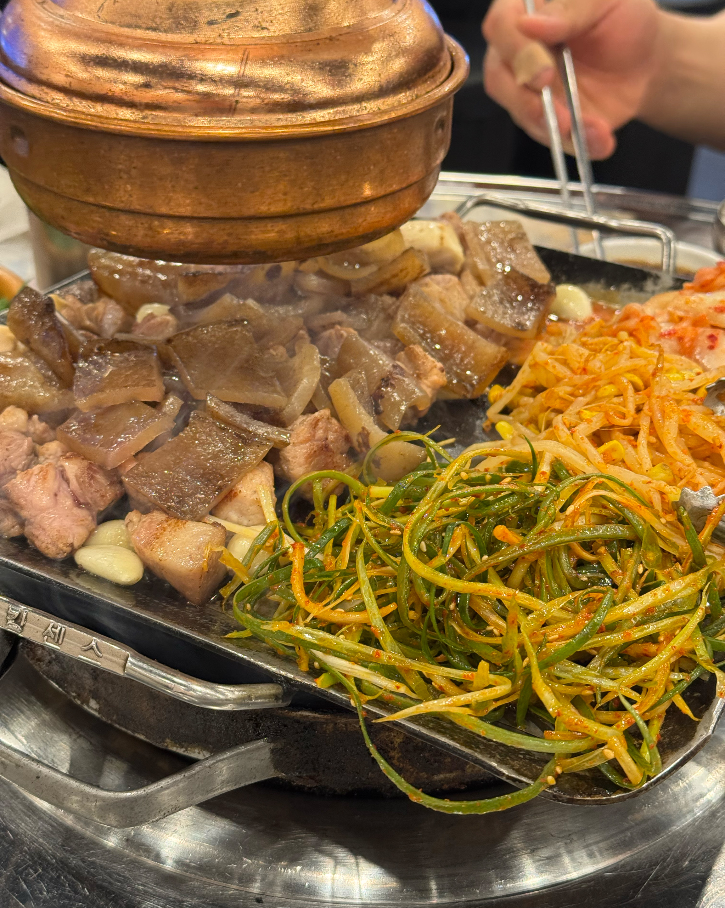오다가다 사람 많은 거 보고 다음에 와봐야지 했는데 역시나 맛집이네요 뒷고기라 냄새나면 어