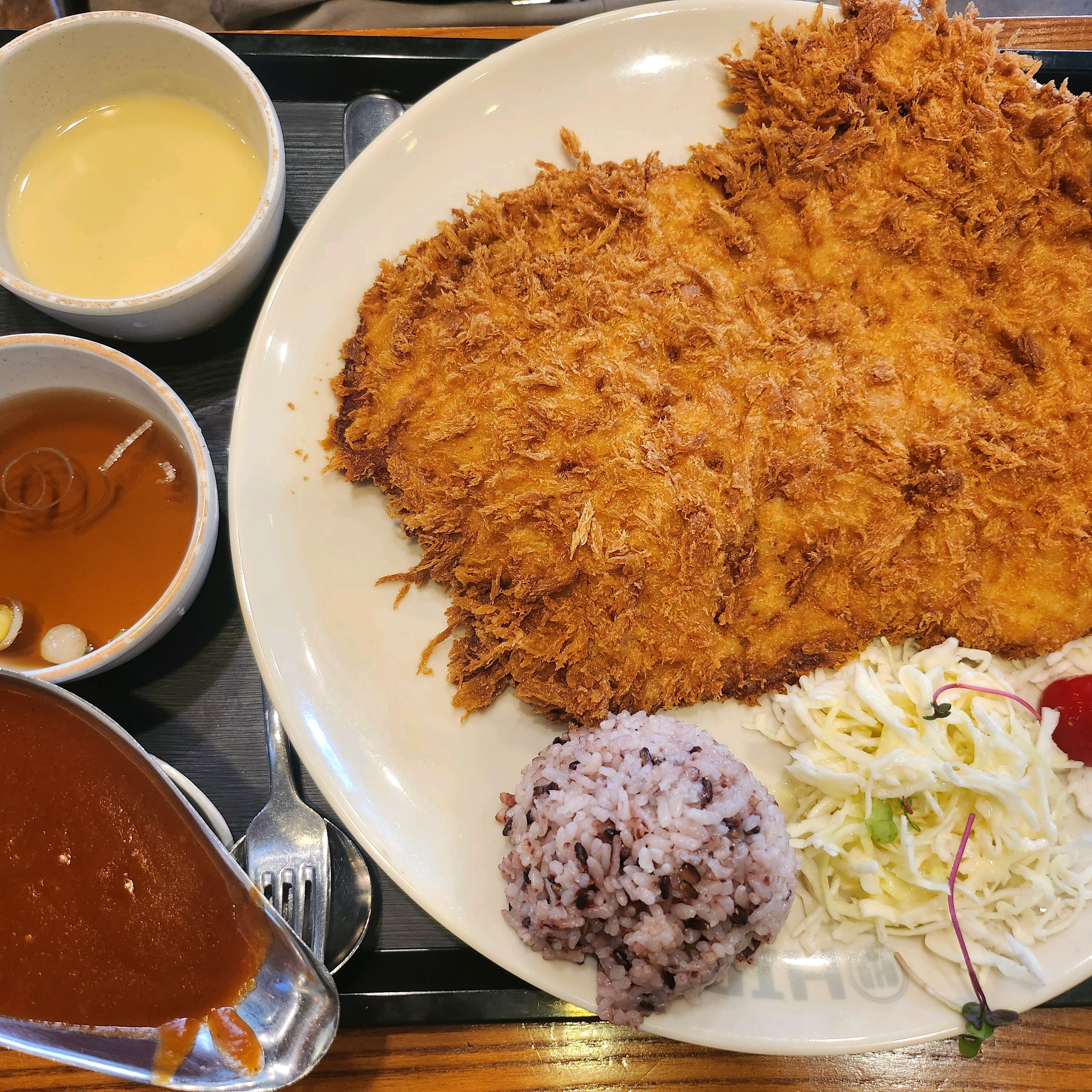 여전히 사이즈가 왕인 돈까스^^ 해물볶음과 해물토마토 스파게티도 양이 많아 서로 나눠 멱기