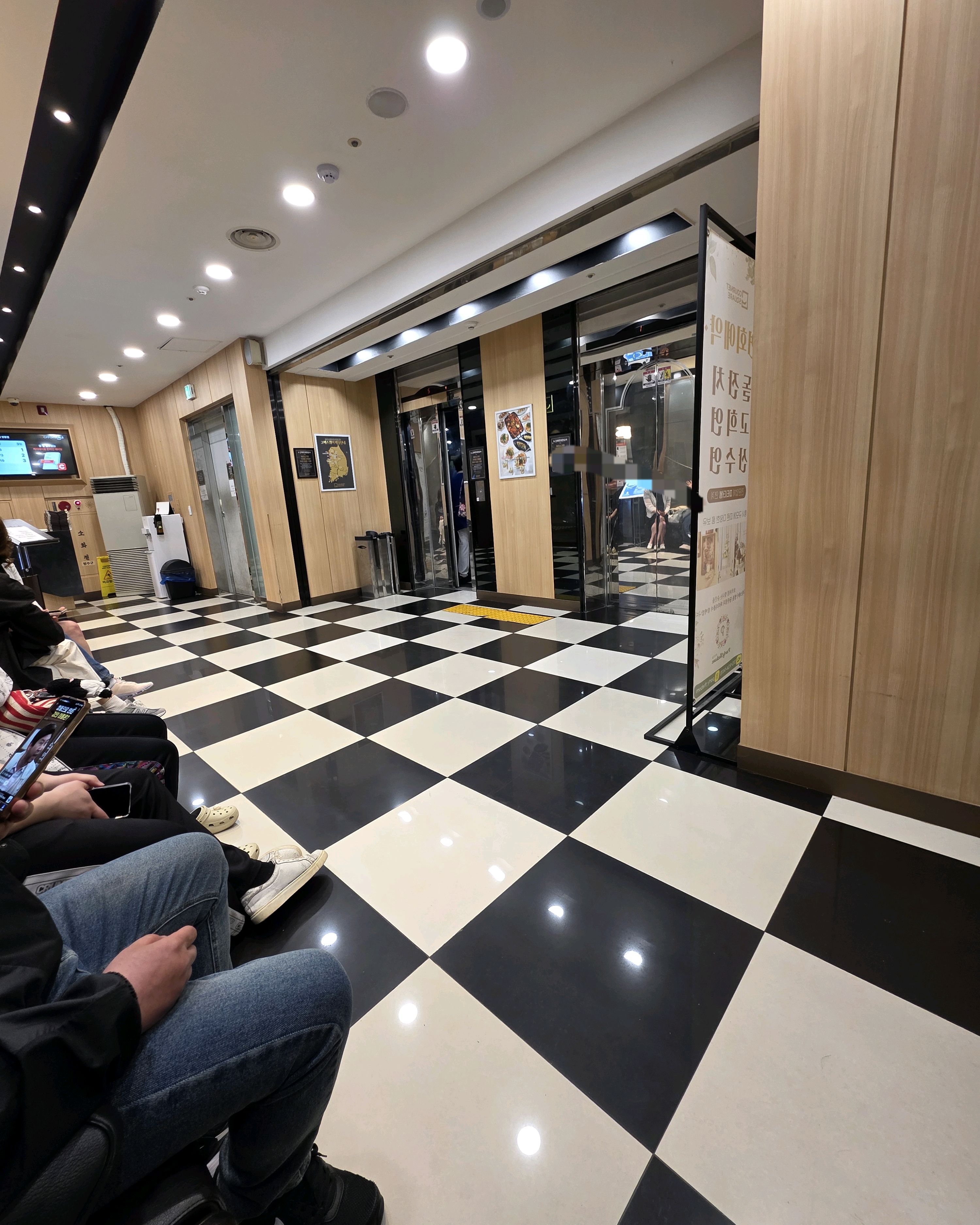 오픈런 대기했어요. 캐치테이블에 예약걸고. 대기실도 작지만 별도로 룸도 있네요. 오픈런의