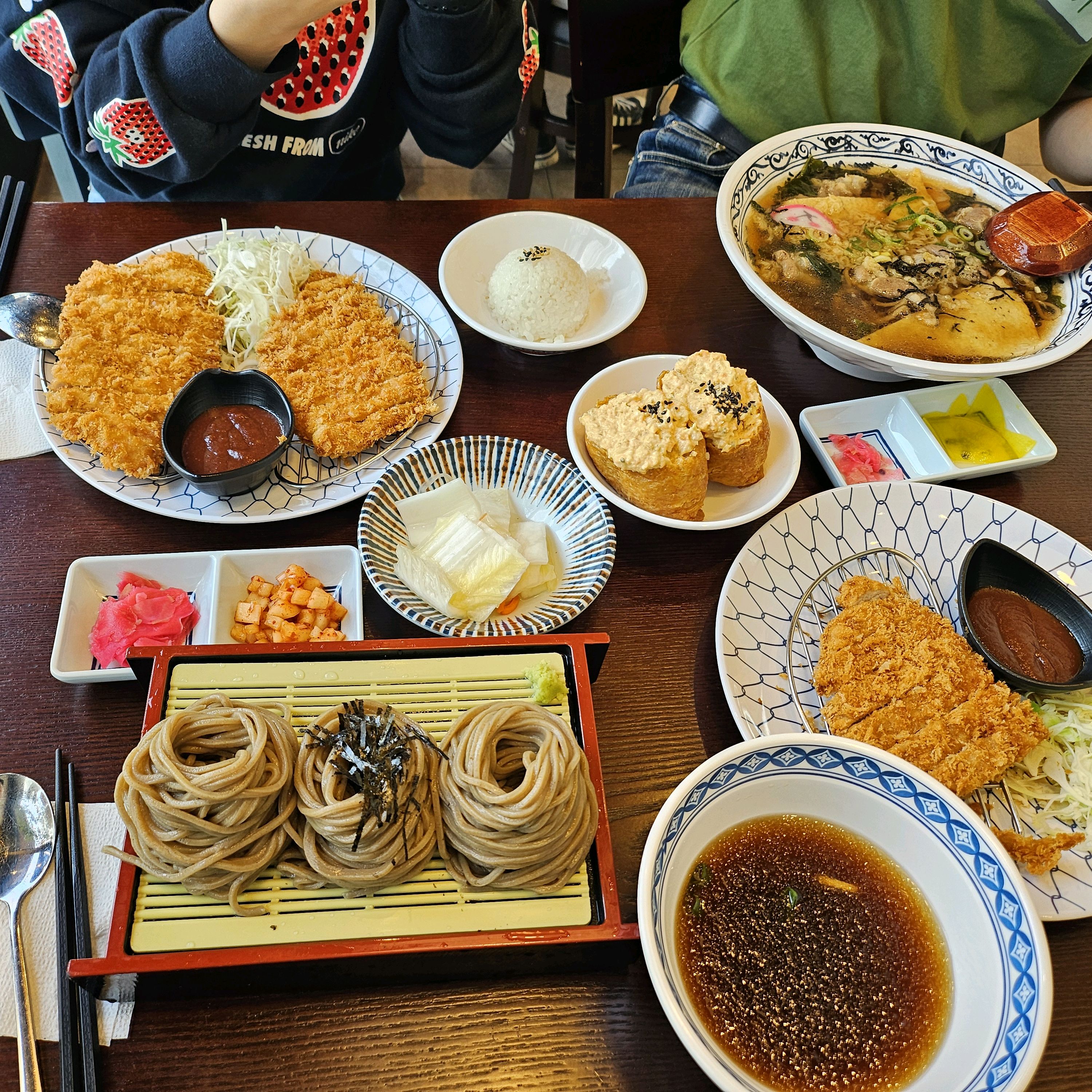 골고루 시켜 먹어 봤어여, 음식이 깔끔하고 소바집이라 저는 소바를 먹었는데 짱 맛있어요~~