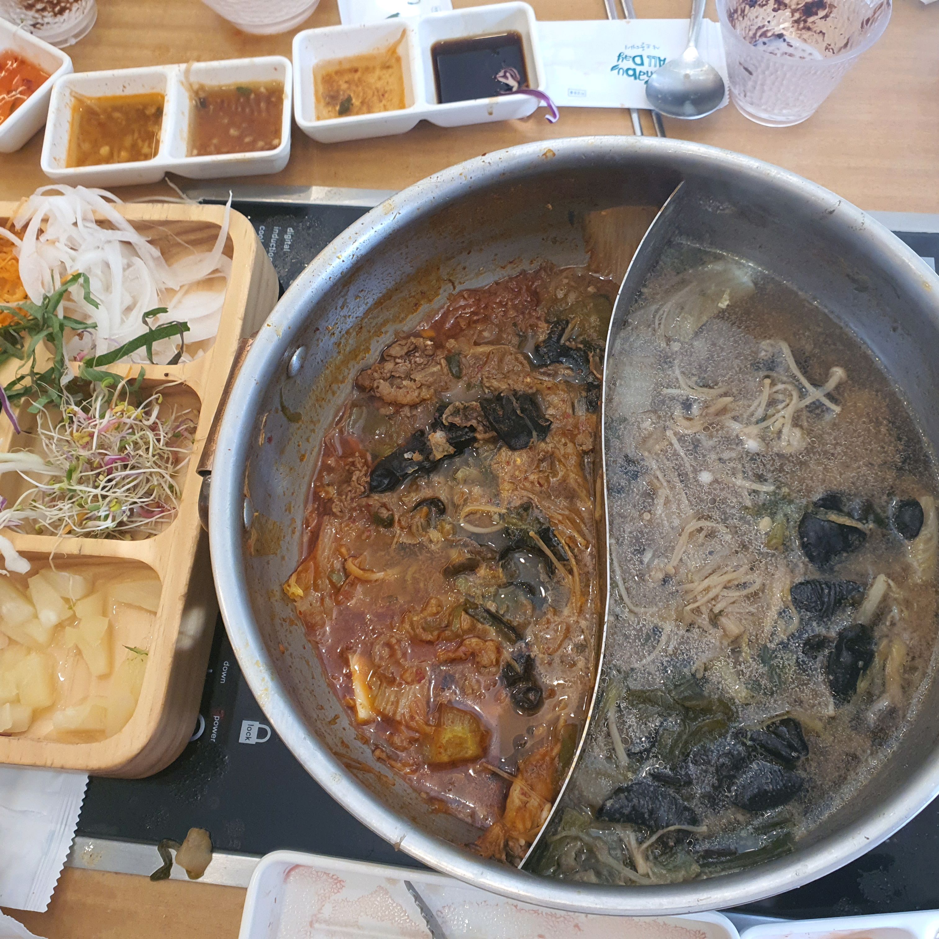 처음와봤는데 맛있게 잘 먹었어요^^고기무한이라 정말 배부르게 먹었어요. 야채 신선하고 좋아