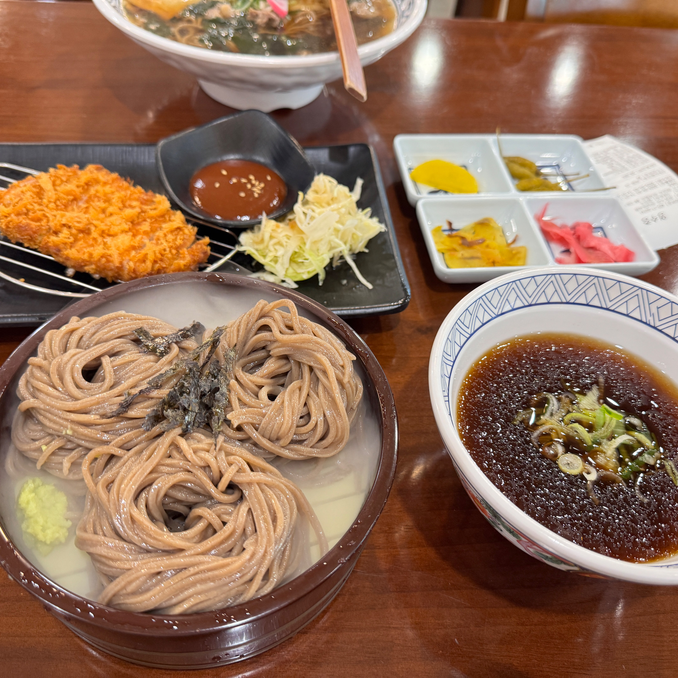 온소바도 너무 부드럽고 맛있어요 판메밀에 돈까스도 먹었는데 추가주문할만큼 감칠맛도 좋고 시