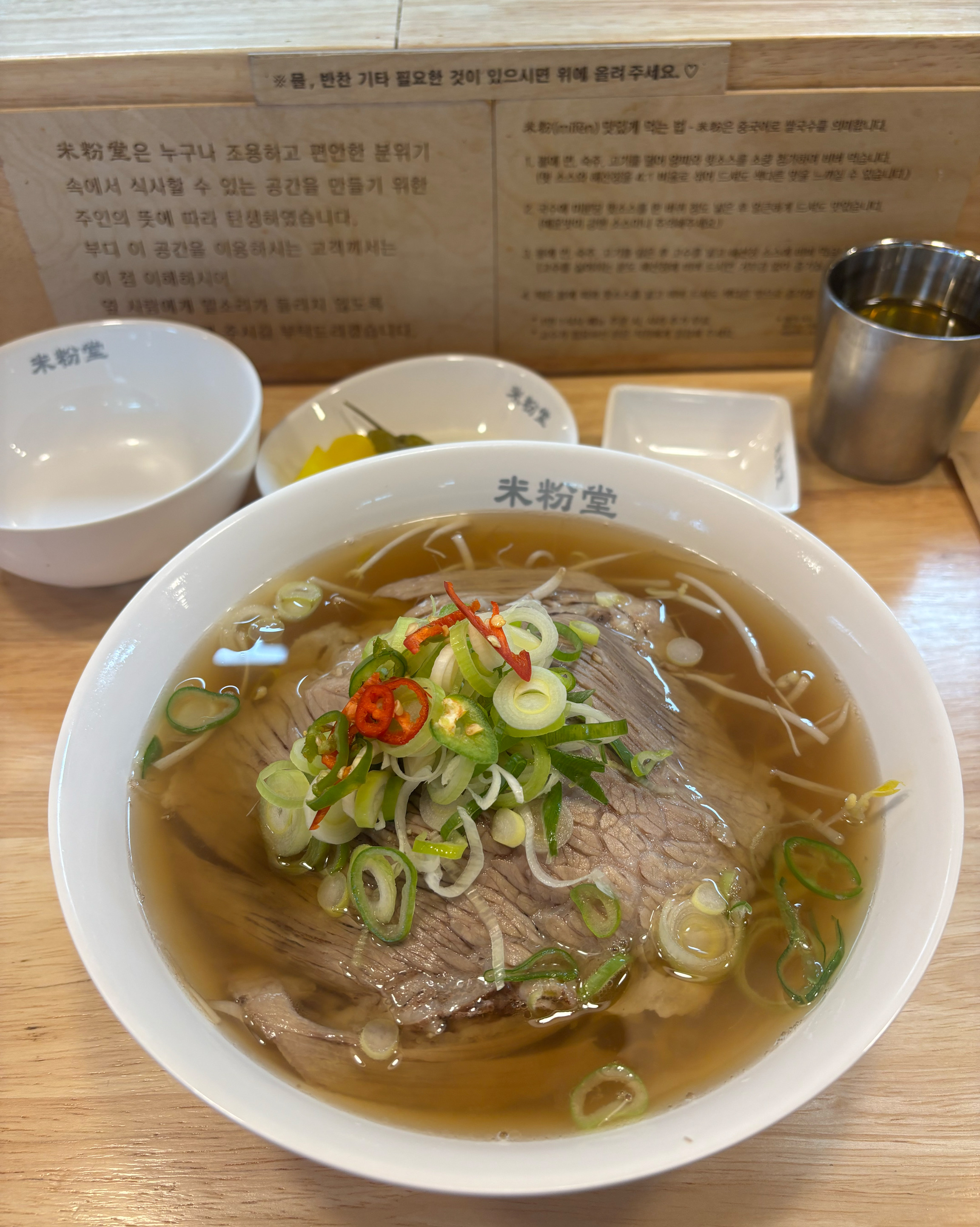 혼밥하기 너무 좋은 아늑한 분위기에요! 물론 친구랑 왔지만 직원분도 너무 친절하셔서 편안한