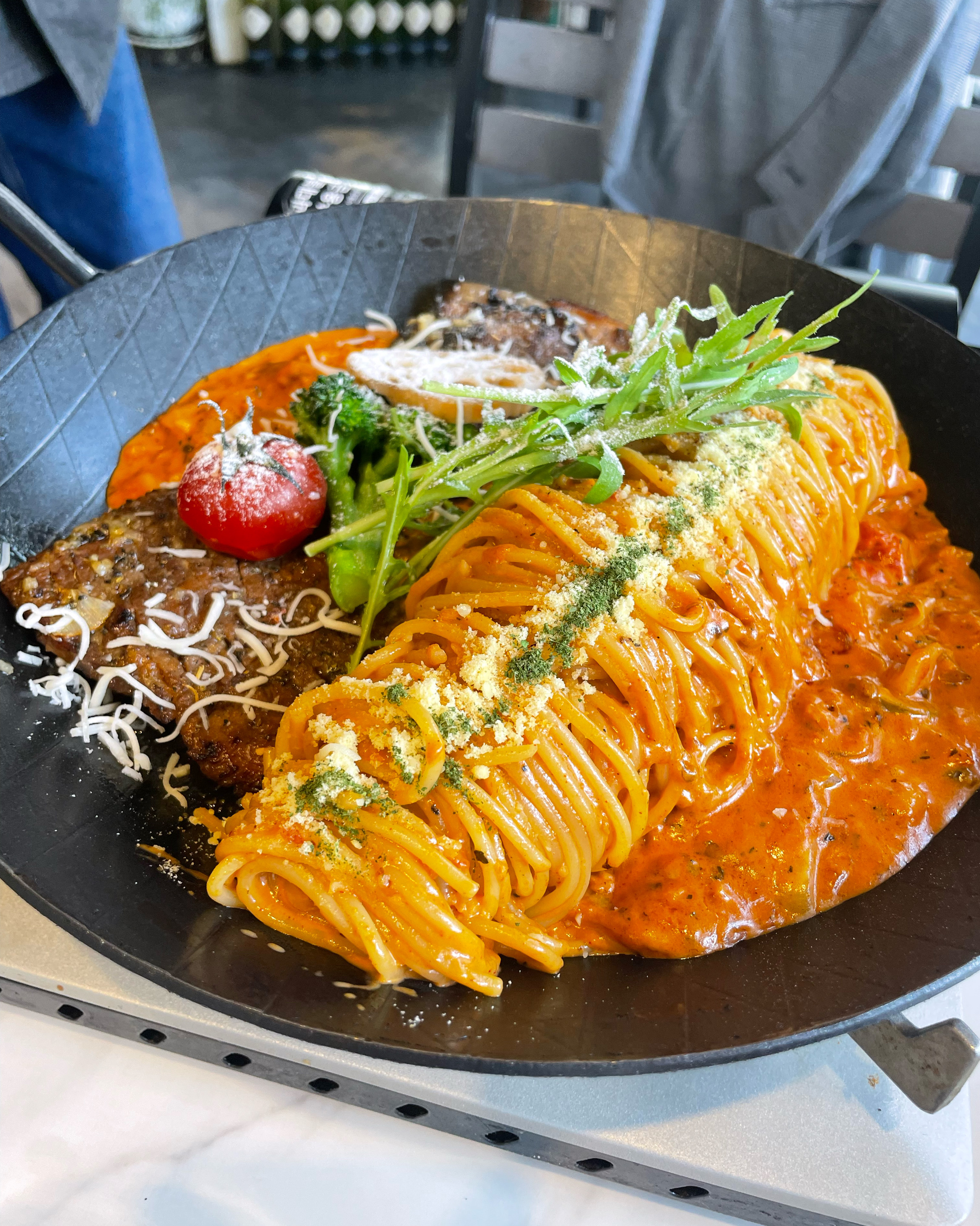 고르곤졸라 고소하고 너무 맛잇구요 파스타는 식으면 맛이 없어지는데 계속 따뜻하게 먹을수잇게