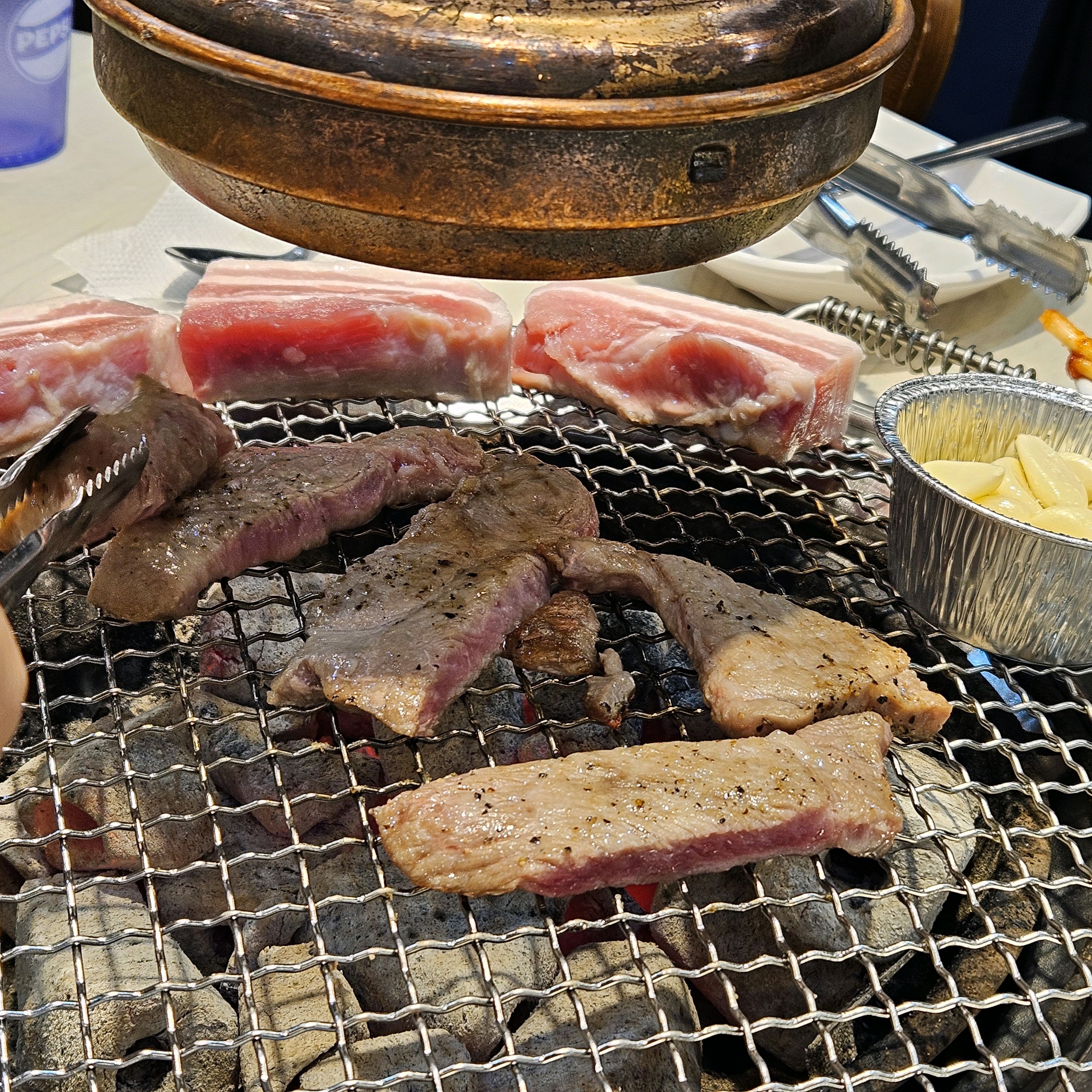 주말에 가족과 함께 방문했는데 사람들이 엄청 많아서 간신히 좌석에 앉게 되었어요. 고기도