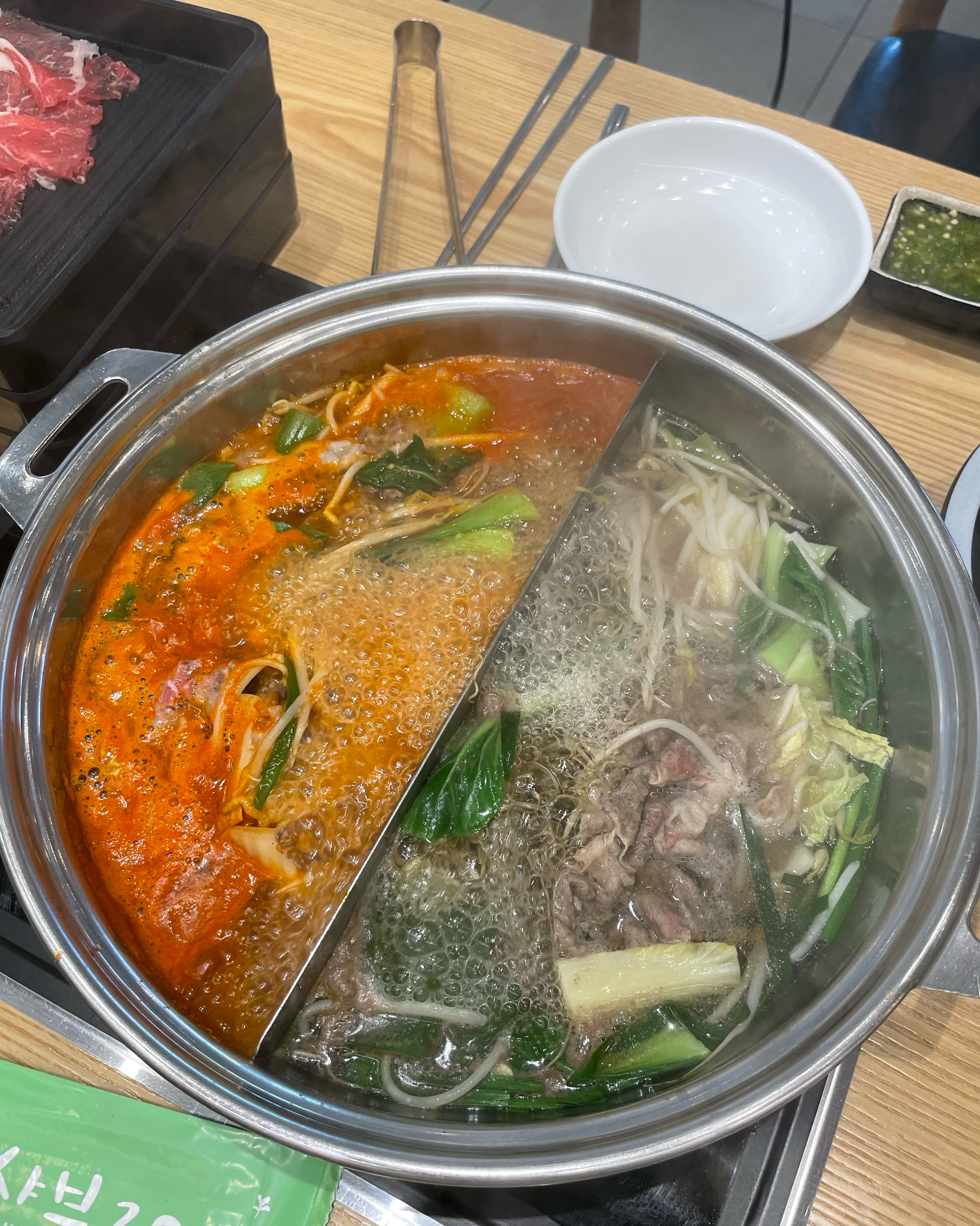 반반육수 했는데 얼큰한 육수는 별로…가쓰오부시가 더 맛있어요 월남쌈,고기무한 제외하면 다른