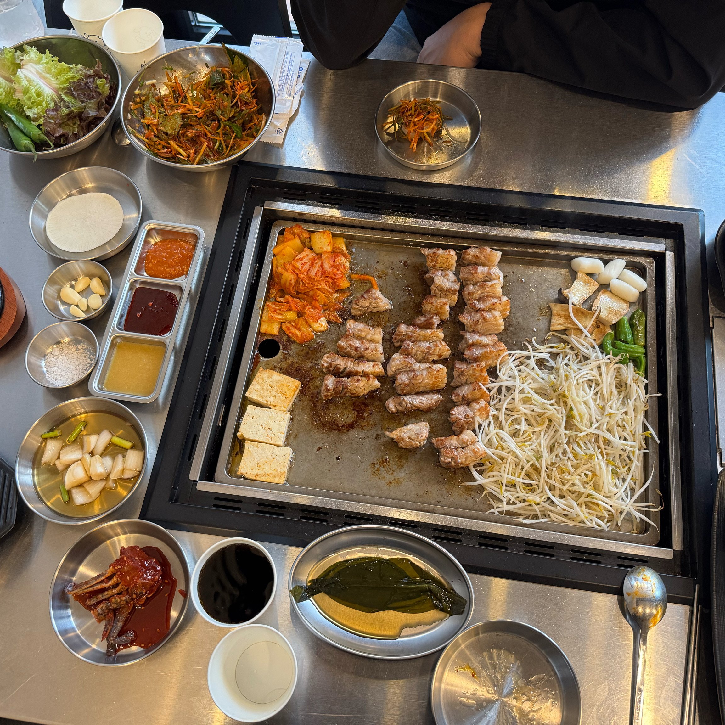고기도 맛있고 김치찌개는 물론 구워주시는 김치도 파채도 반찬도 다 맛있어요 직원 분들도 친