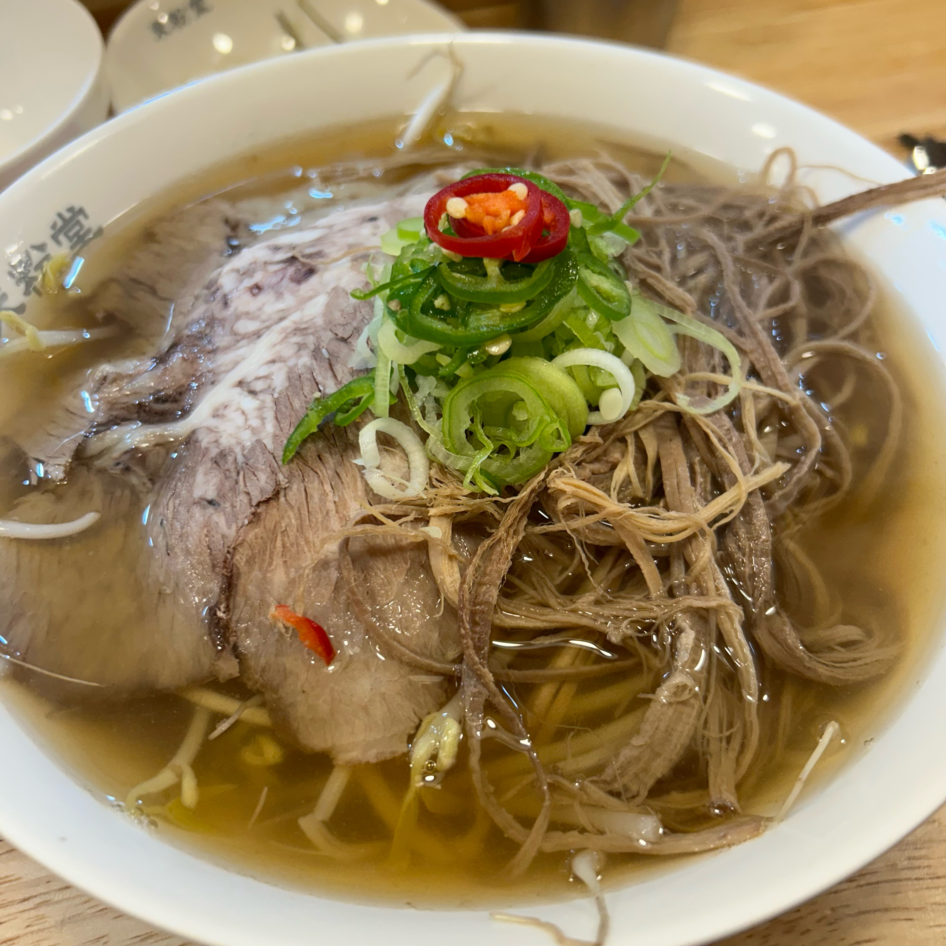 국물 한입 먹자마자 진하게 우려낸 육수 맛이 확 느껴져서 너무 만족했어요. 가게 내부도 깔