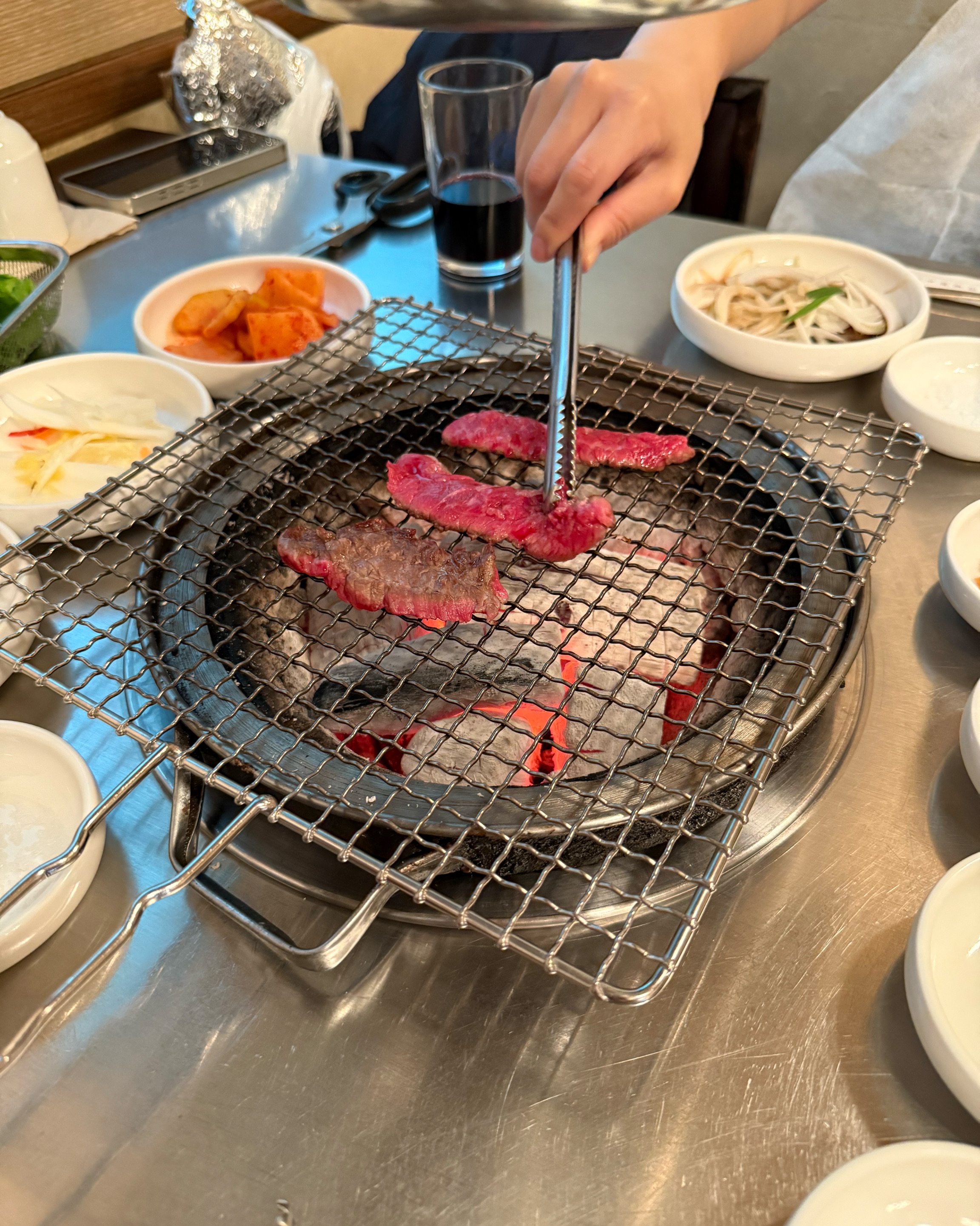 고기도 맛있고 육회도 맛있어요 굉장히 고소해요 장아찌국수가 쫄깃하네요 - 제주 맛집 명호마농갈비 연동본점