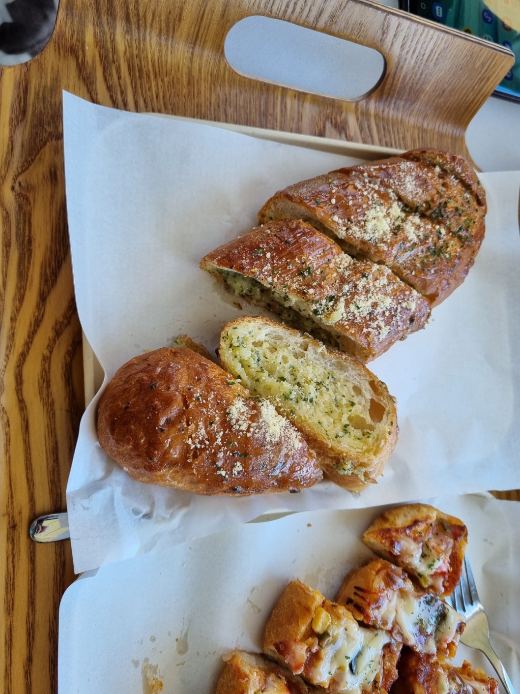 마농바게트(마늘바게트)와 피자바게트 너무 맛있네요. 제주도의 외도 바다뷰를 야외테라스에서