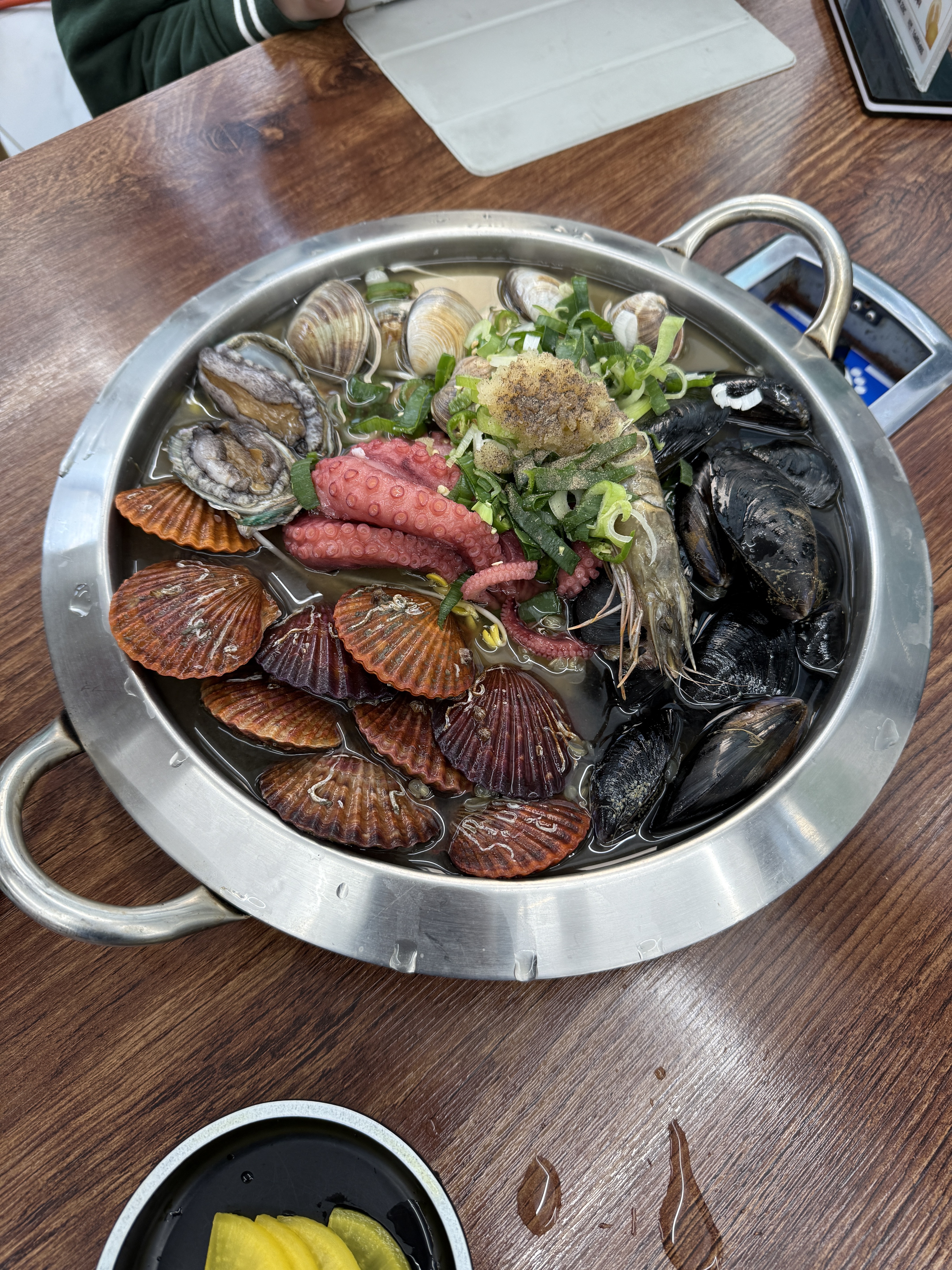 해물이 엄청엄청 신선해서 막 살아움직여요 ㅋㅋㅋ - 부산기장 삼색식당 기장 본점