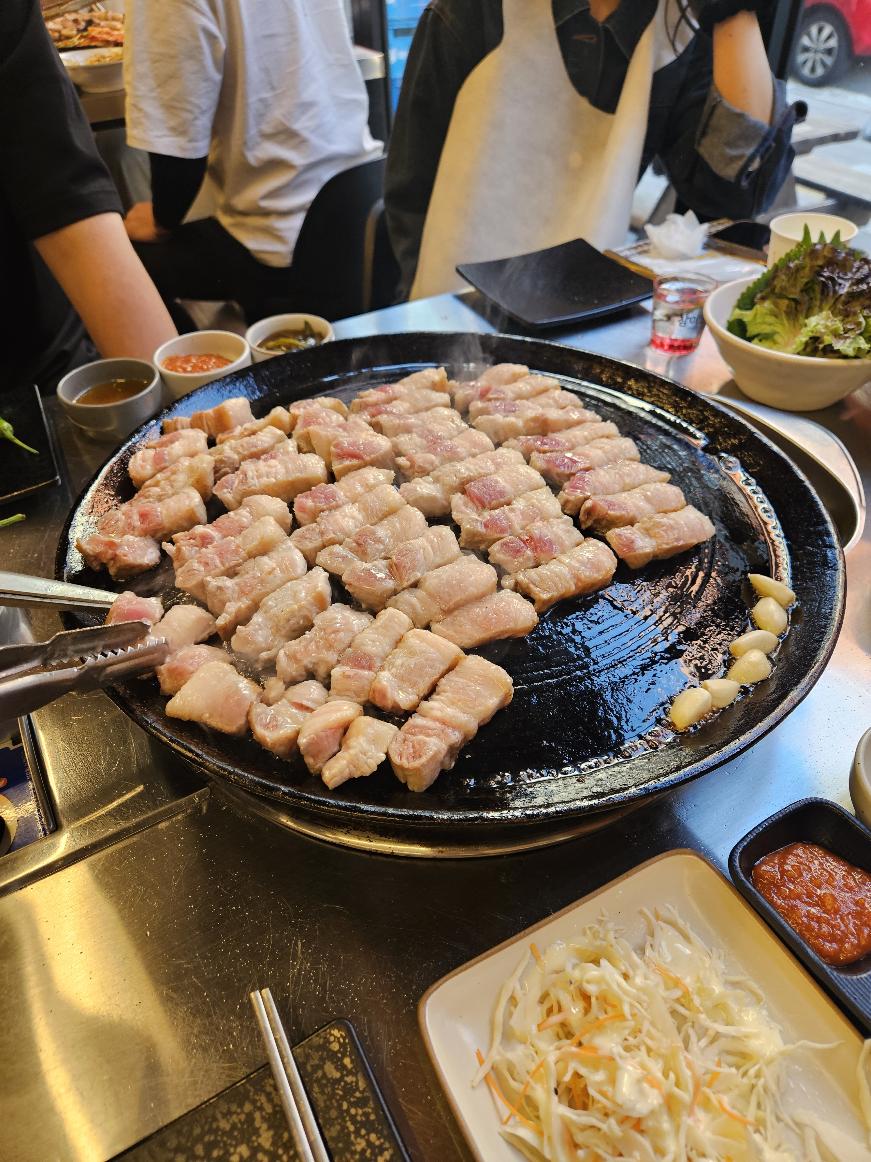 고기가 싼가격에 퀄리티도 너무좋고 맛도 좋아요! - 불당동 맛집 할매솥뚜껑삼겹살 천안불당점