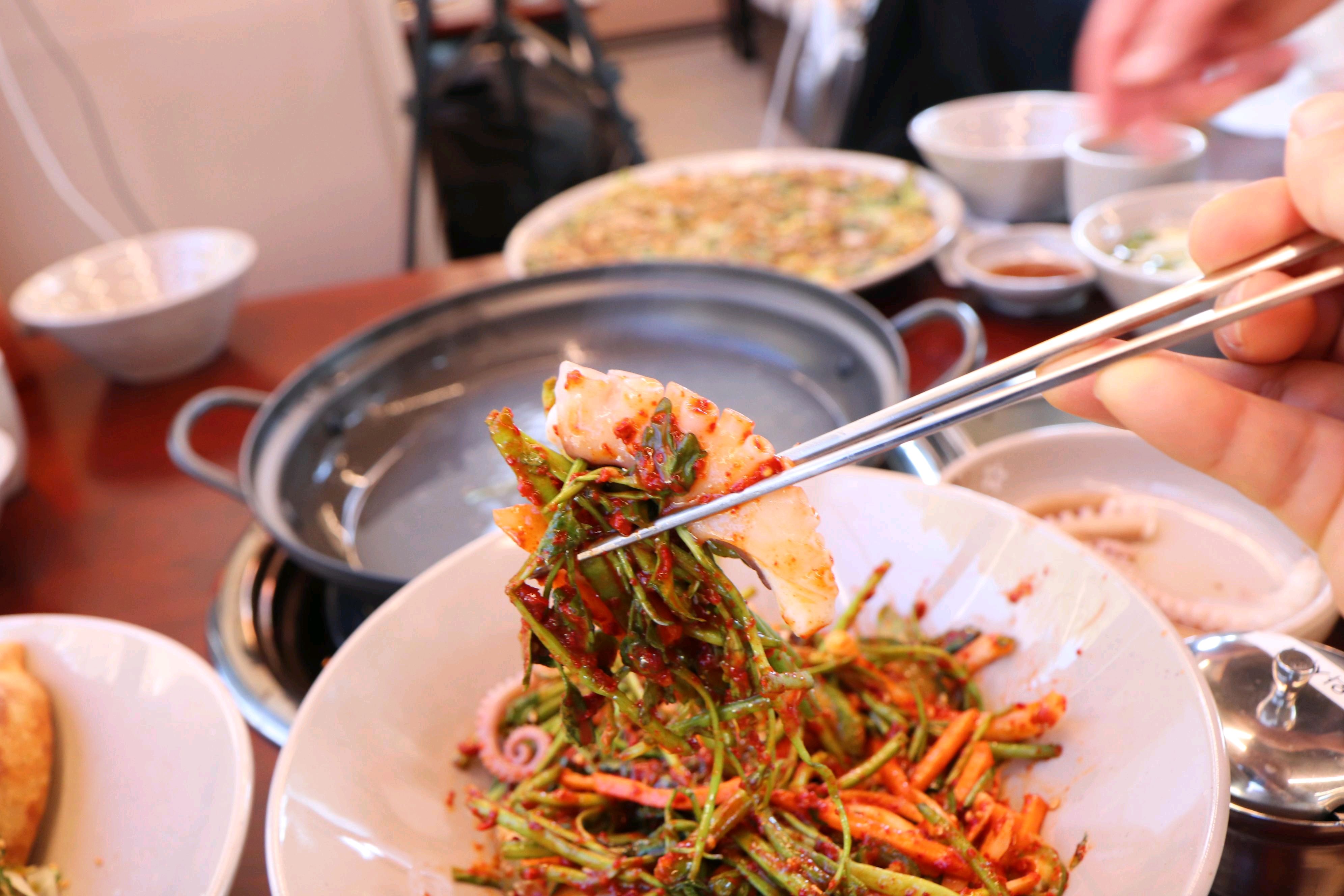 오랜만에 먹은 백합칼국수가 입에서 살살 녹아요 한우차돌수제비에 1++한우가 듬뿍 들어가서 