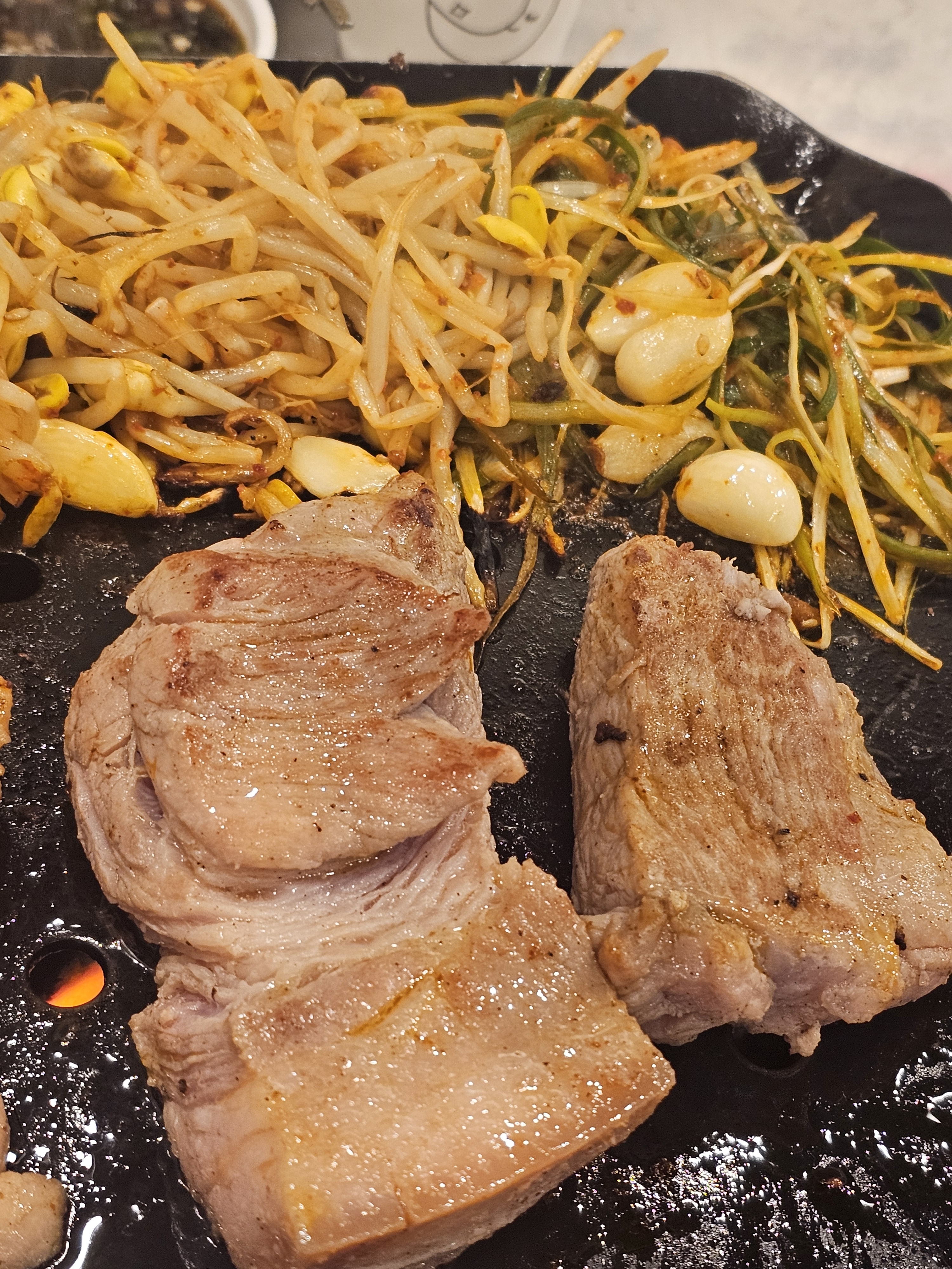 가족 외식으로 방문했어요. 고기도 다 구워주시니 너무 편하고 맛있게 먹었습니다. - 불당동 맛집 평화김해뒷고기 천안불당점