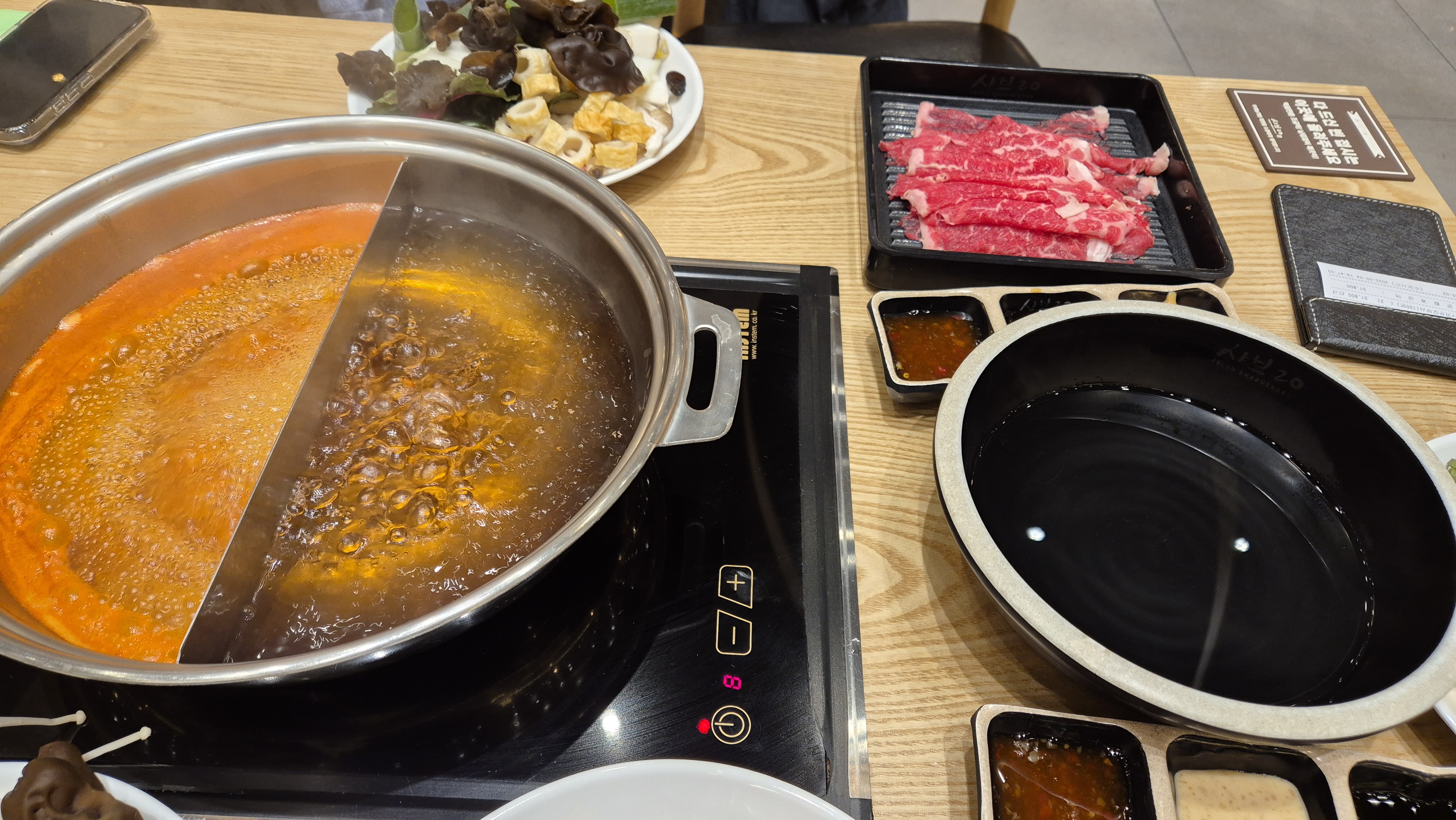 오픈한지 일년 정도 된 것 같네요. 소, 돼지 고기 무제한 입니다. 고기 퀄리티는 좋은편입