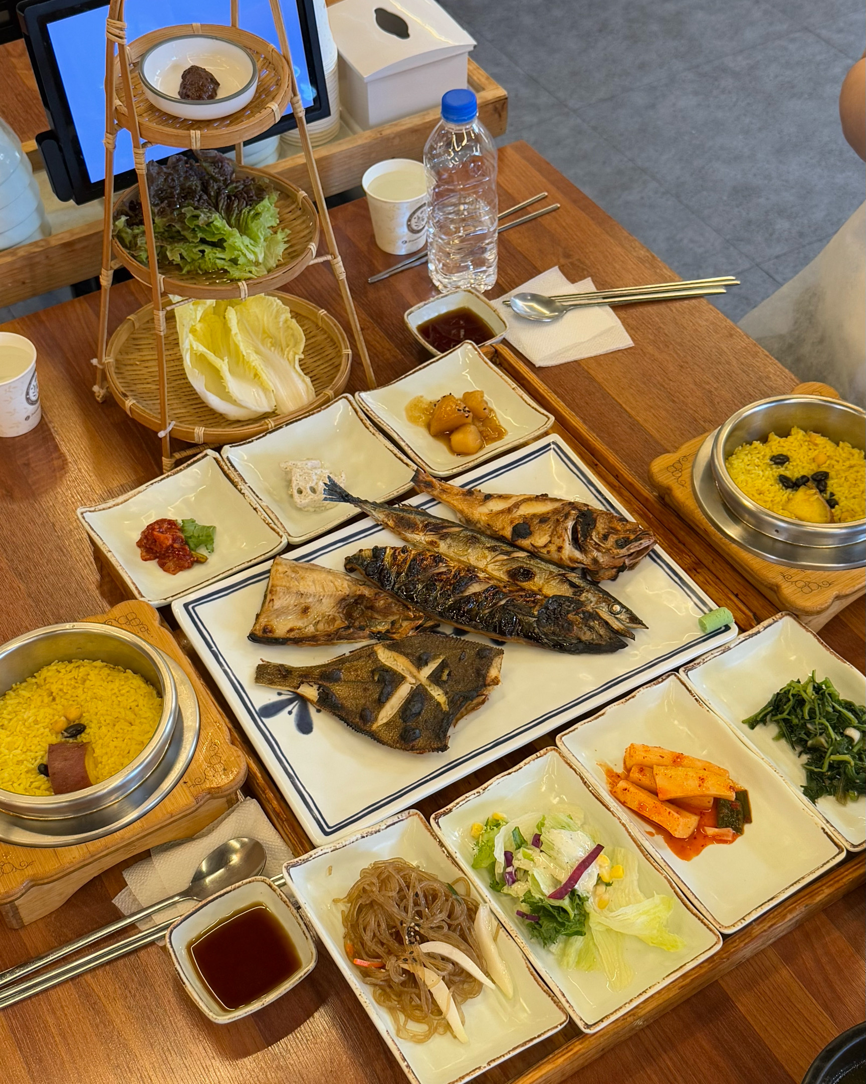 화덕으로 굽는 생선 처음 먹어보는데 너무 속이 촉촉하고 맛있습니다 ! ! 정갈하게 나와서 