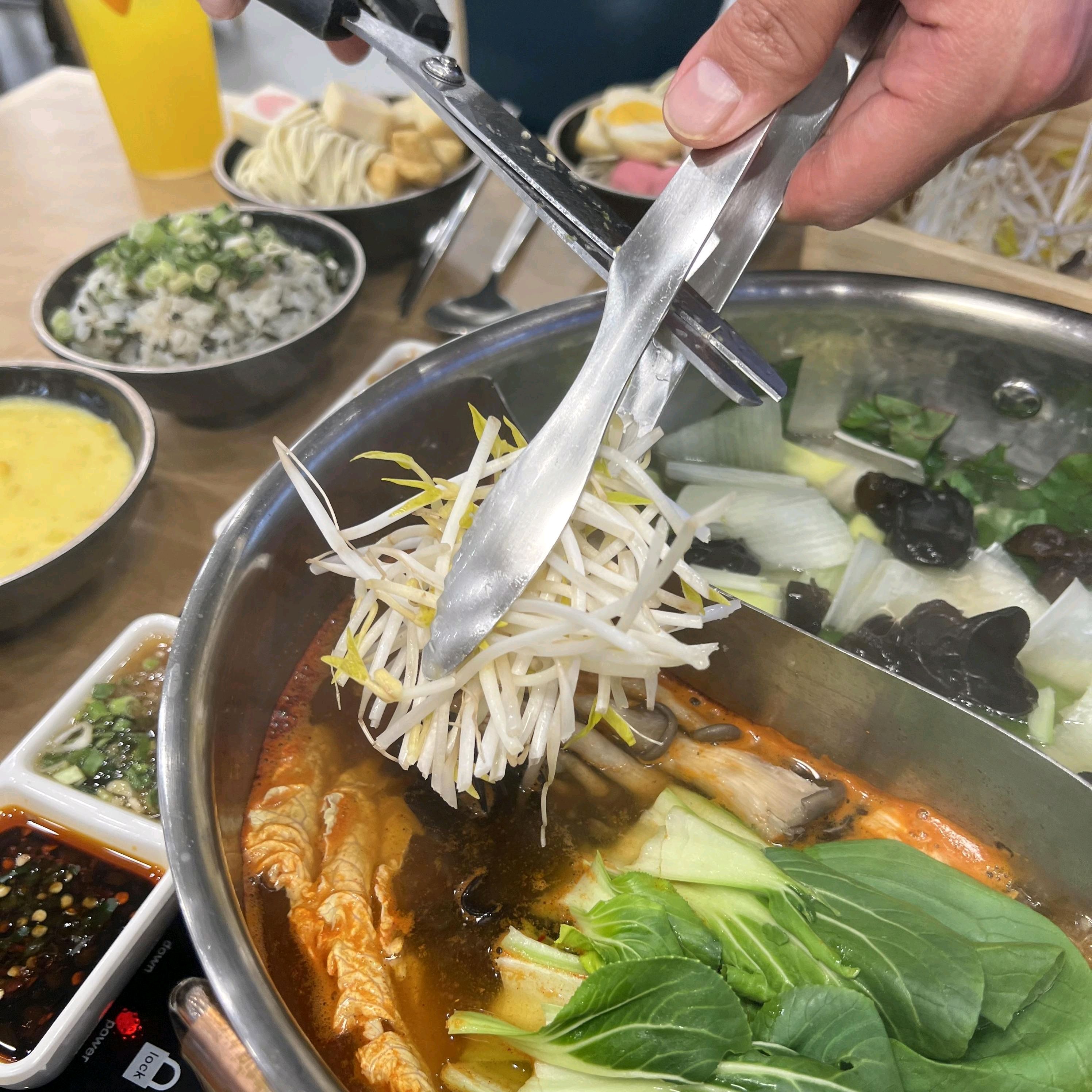 무제한으로 이용할 수 있는 샐러드바가 괜찮았어요 프리미엄 소고기 샤브샤브는 신선해서 깔끔한